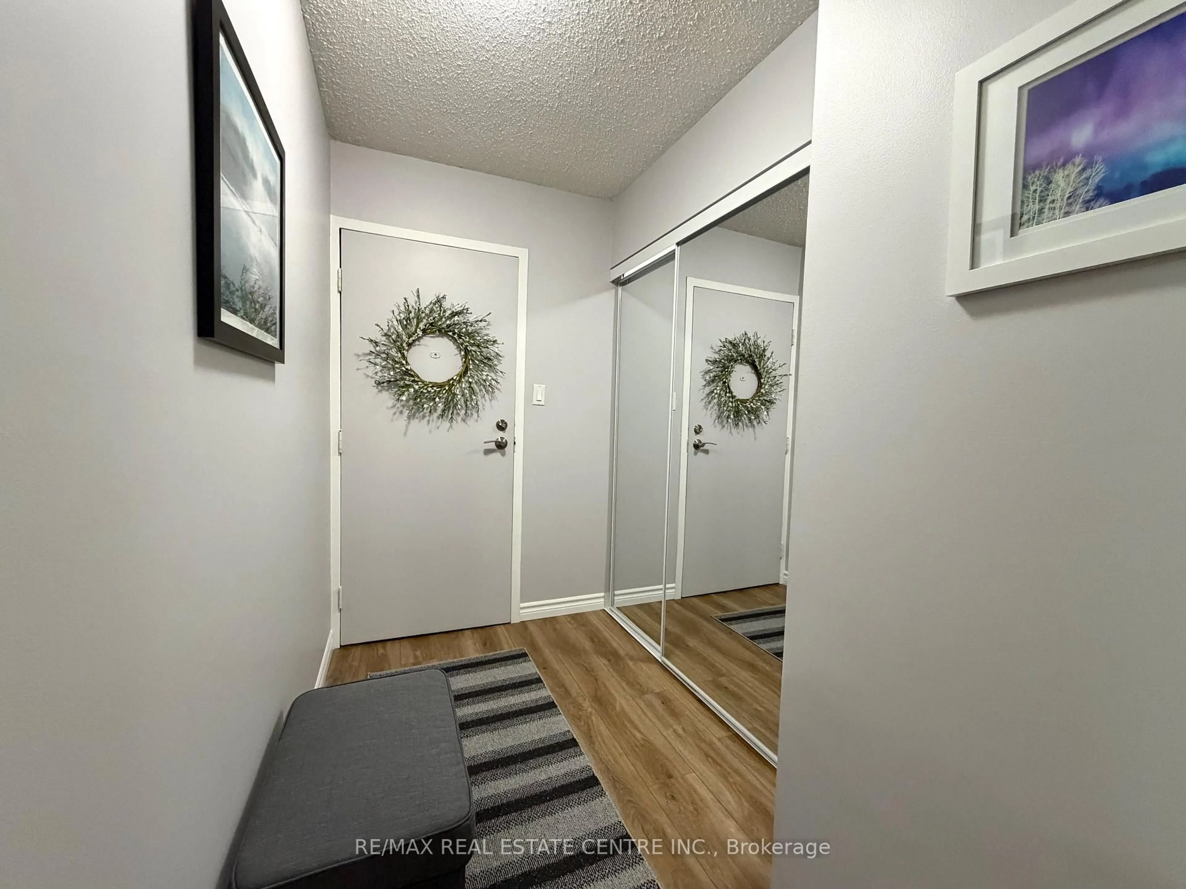 Indoor entryway for 944 Caledonian View #301, Cambridge Ontario N3H 1A5