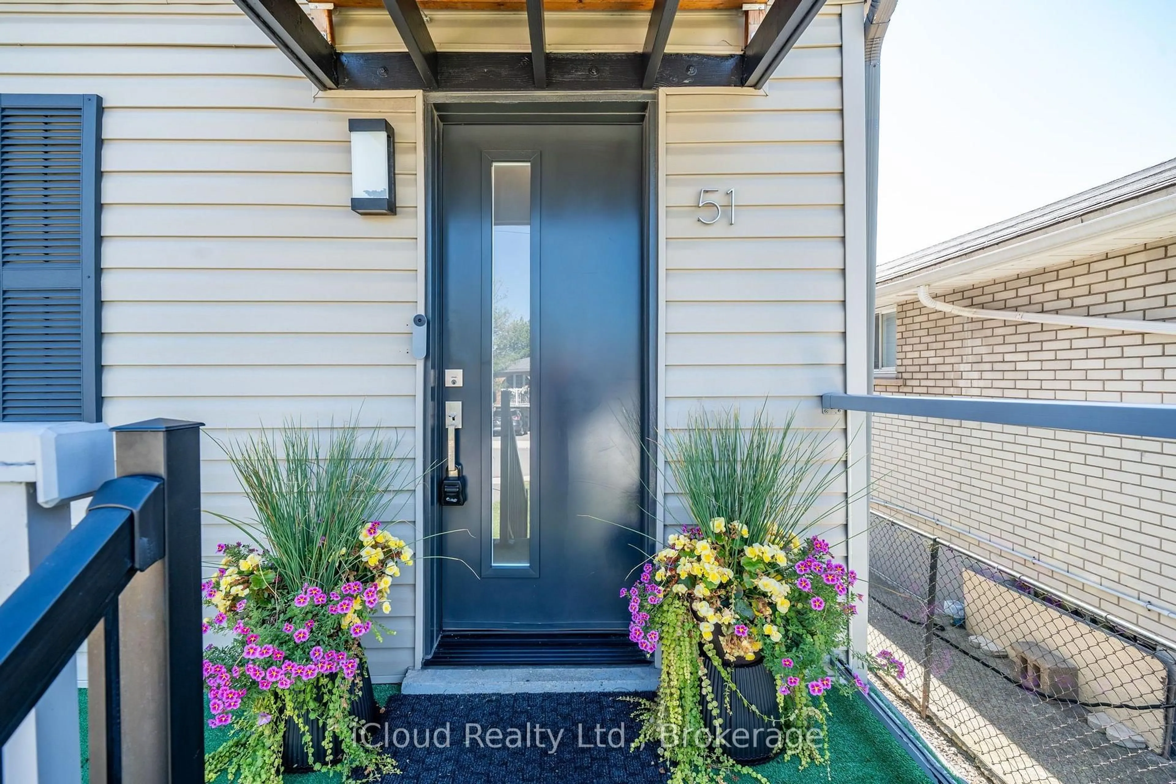 Indoor entryway for 51 Delena Ave, Hamilton Ontario L8H 1B7