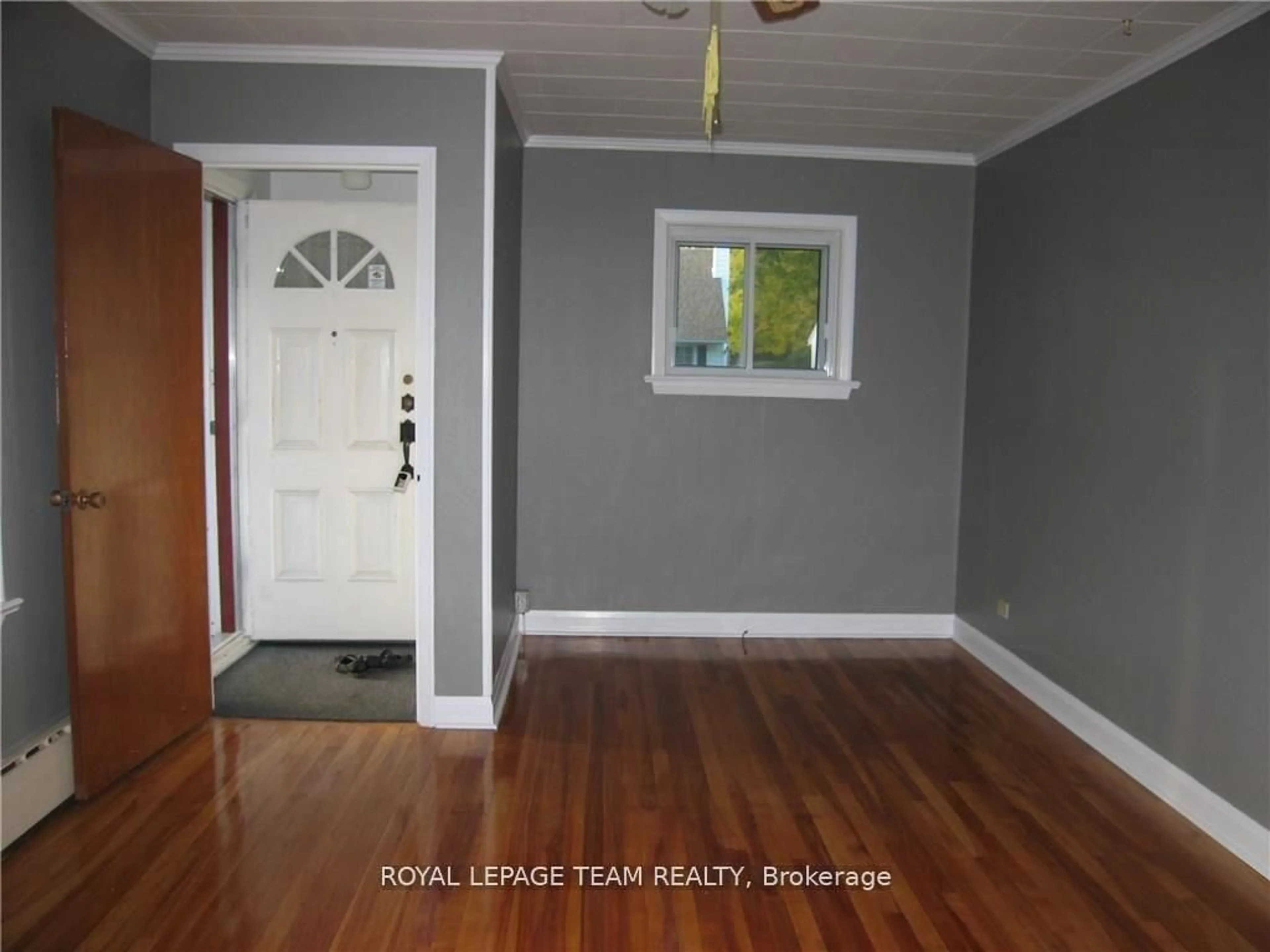 Indoor entryway for 20 ARGUE Dr, Ottawa Ontario K2E 6S1