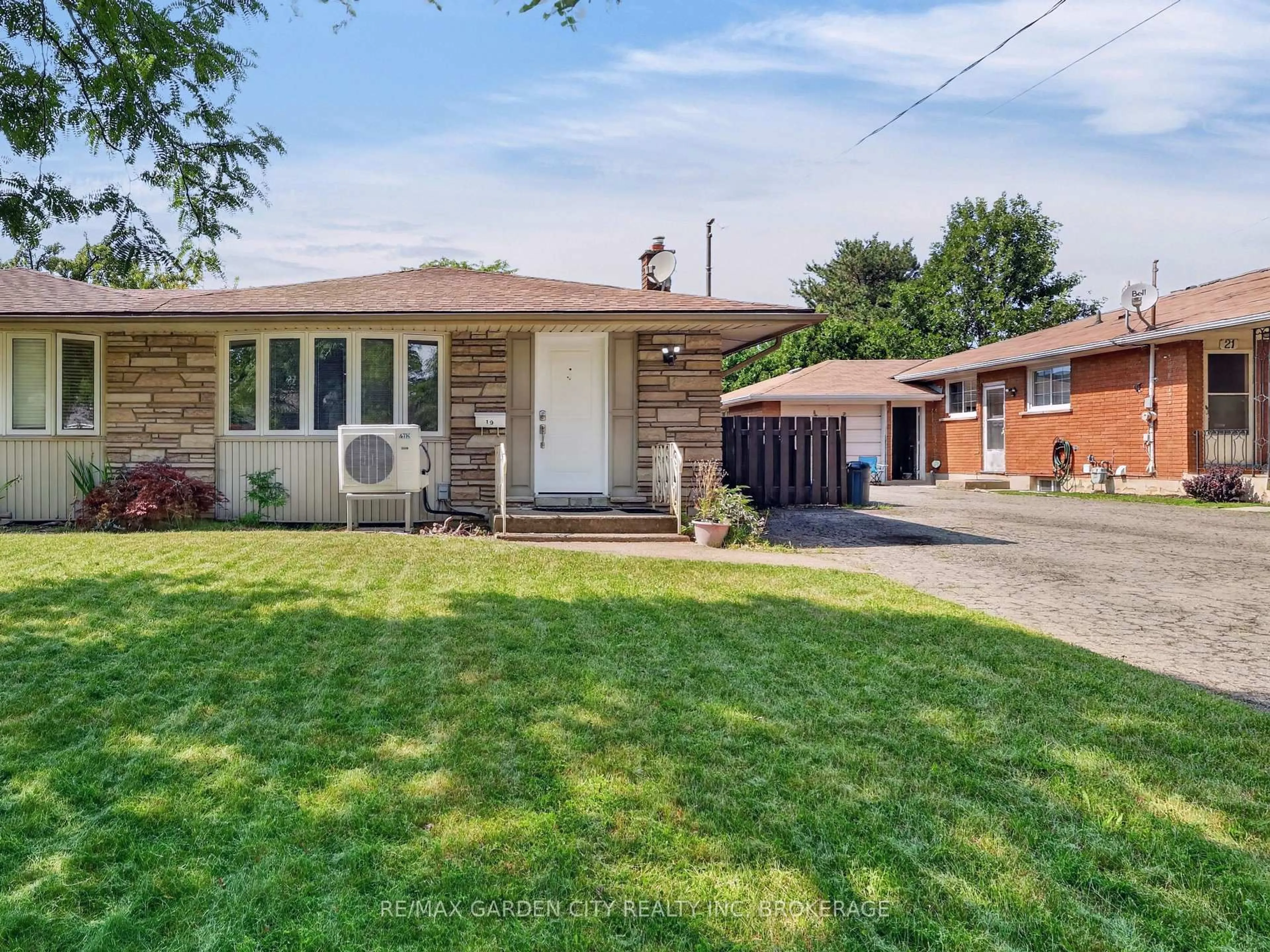 Home with brick exterior material, street for 19 Black Knight Rd, St. Catharines Ontario L2N 3B9