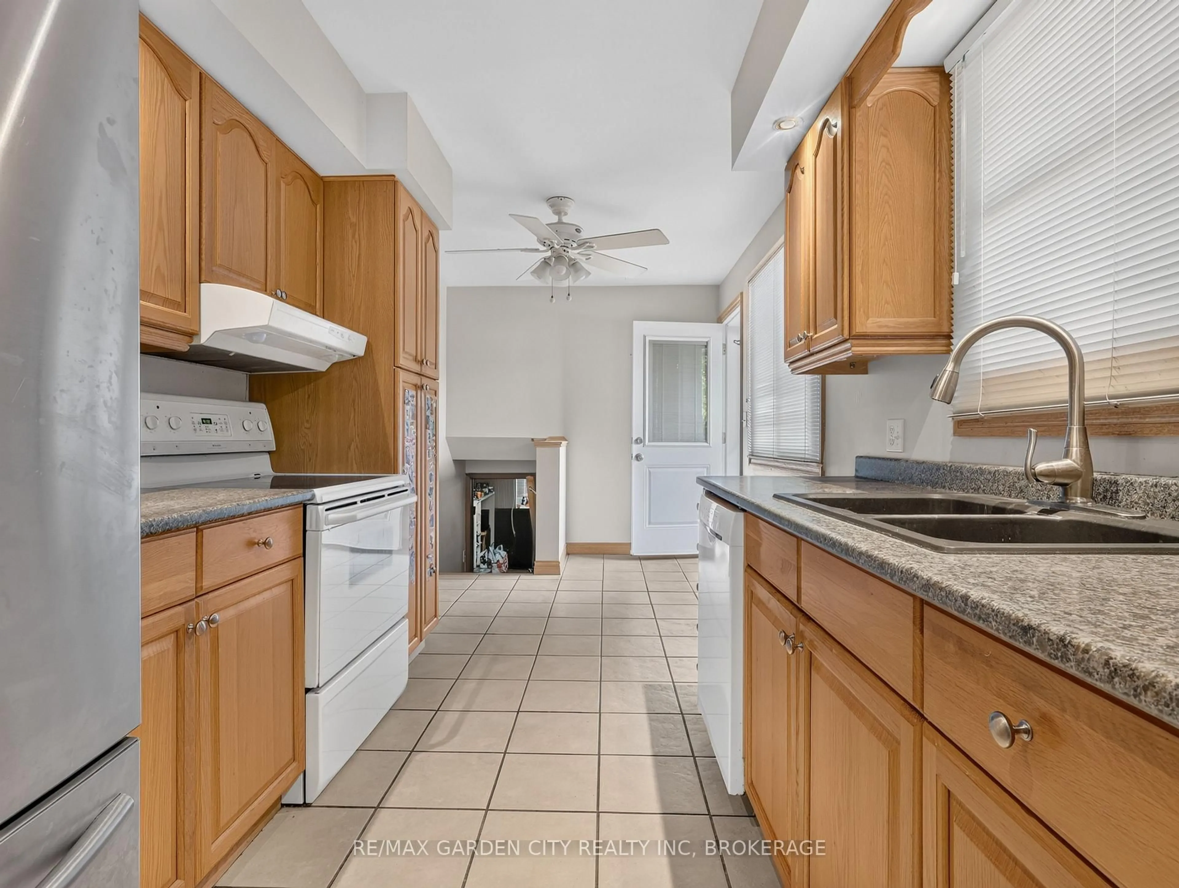 Standard kitchen, ceramic/tile floor for 19 Black Knight Rd, St. Catharines Ontario L2N 3B9