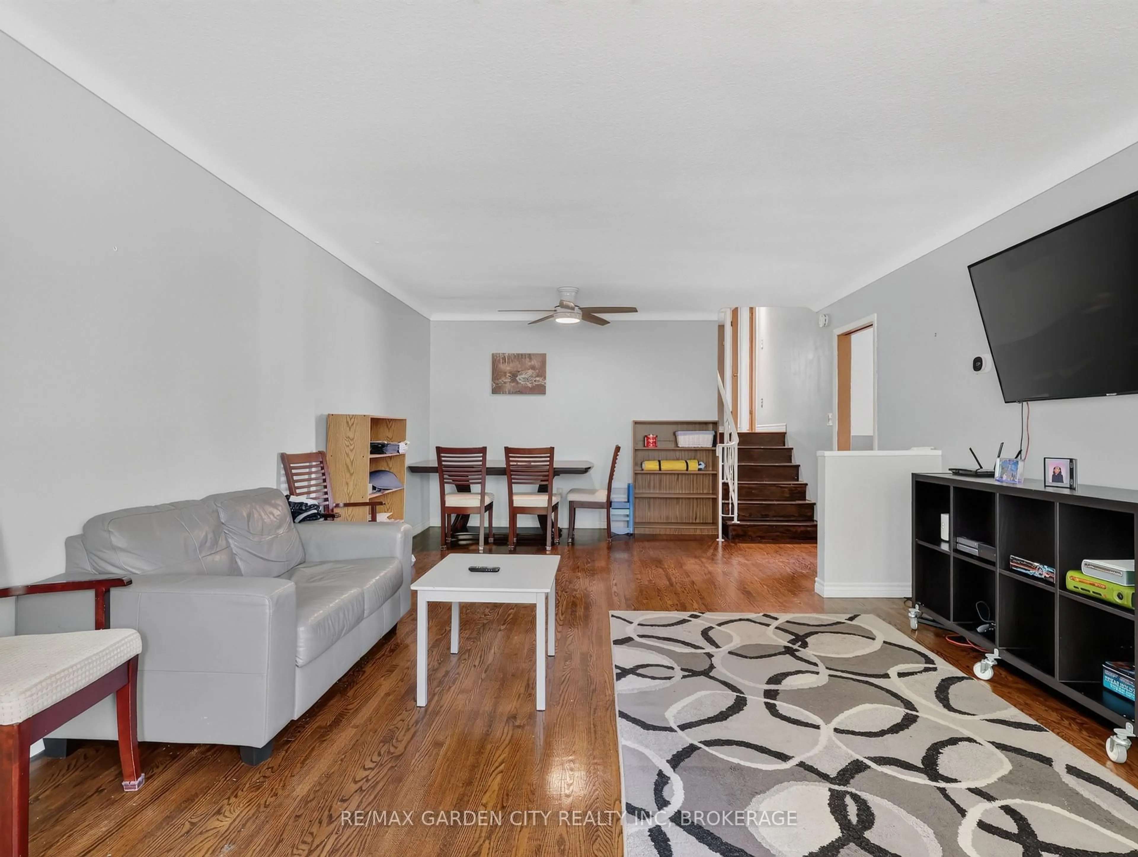 Living room with furniture, wood/laminate floor for 19 Black Knight Rd, St. Catharines Ontario L2N 3B9