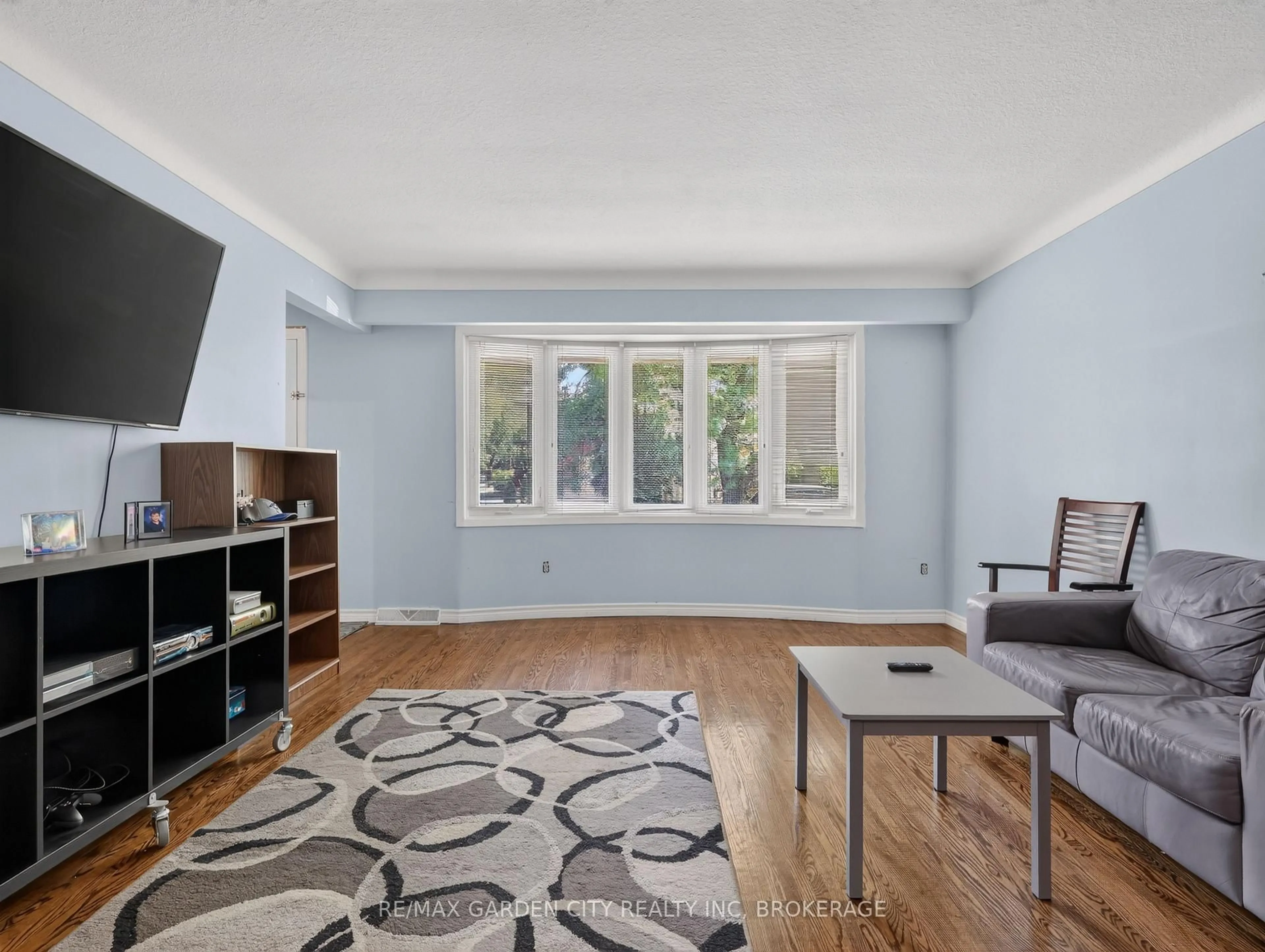 Living room with furniture, unknown for 19 Black Knight Rd, St. Catharines Ontario L2N 3B9