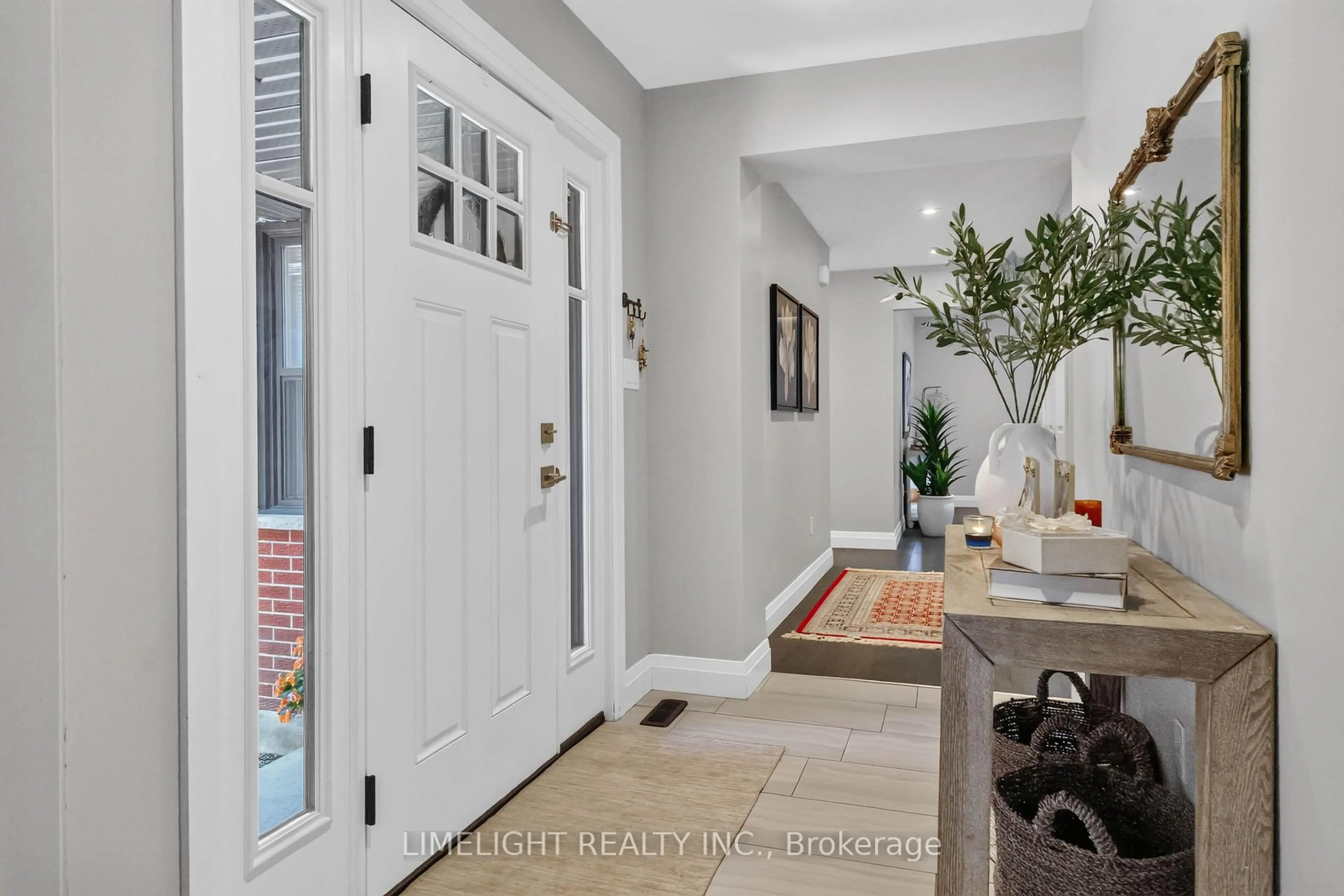Indoor entryway for 836 Manchester Rd, London North Ontario N6H 4J6