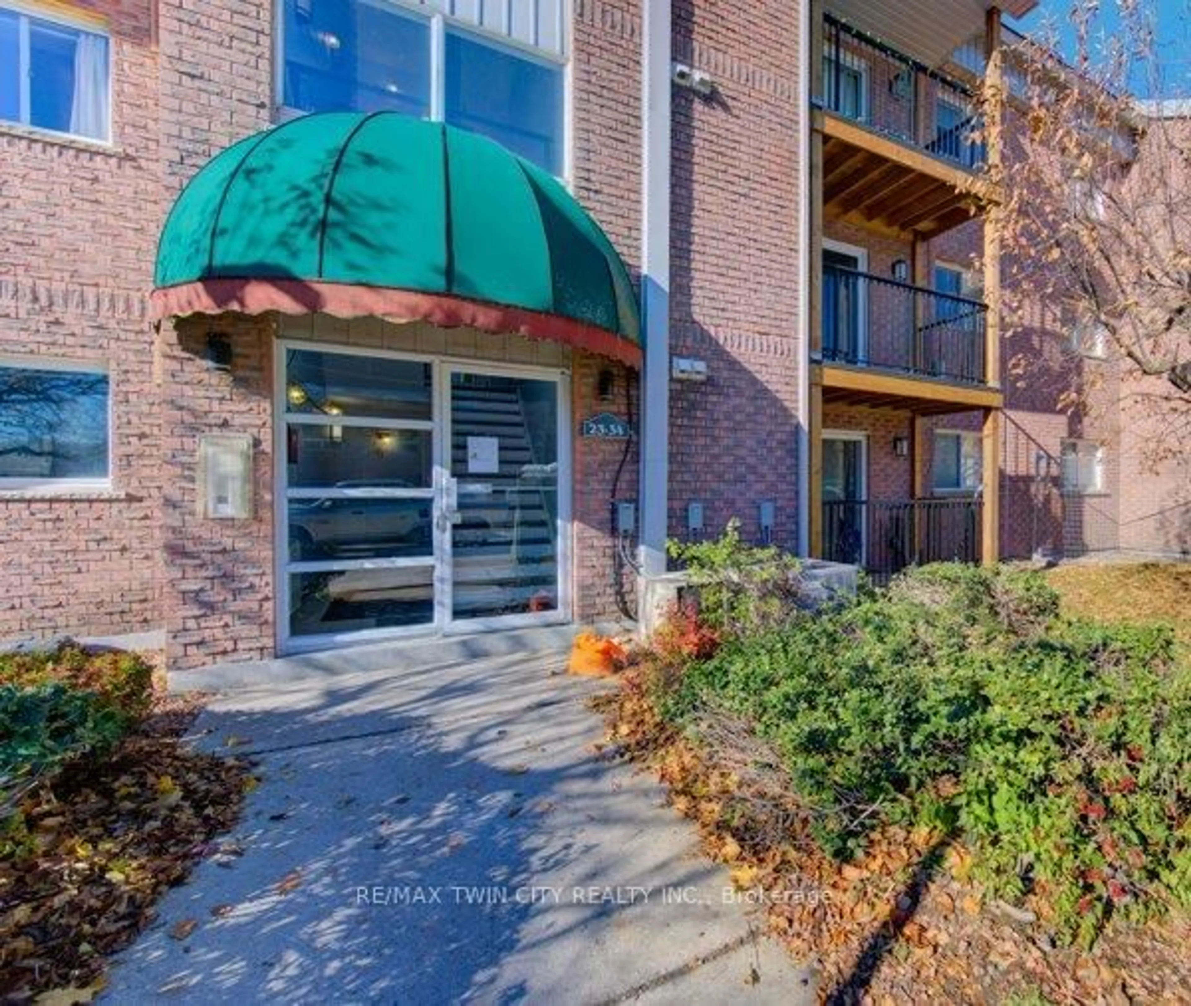Indoor foyer for 3085 Kingsway Dr #27, Kitchener Ontario N2C 2P1