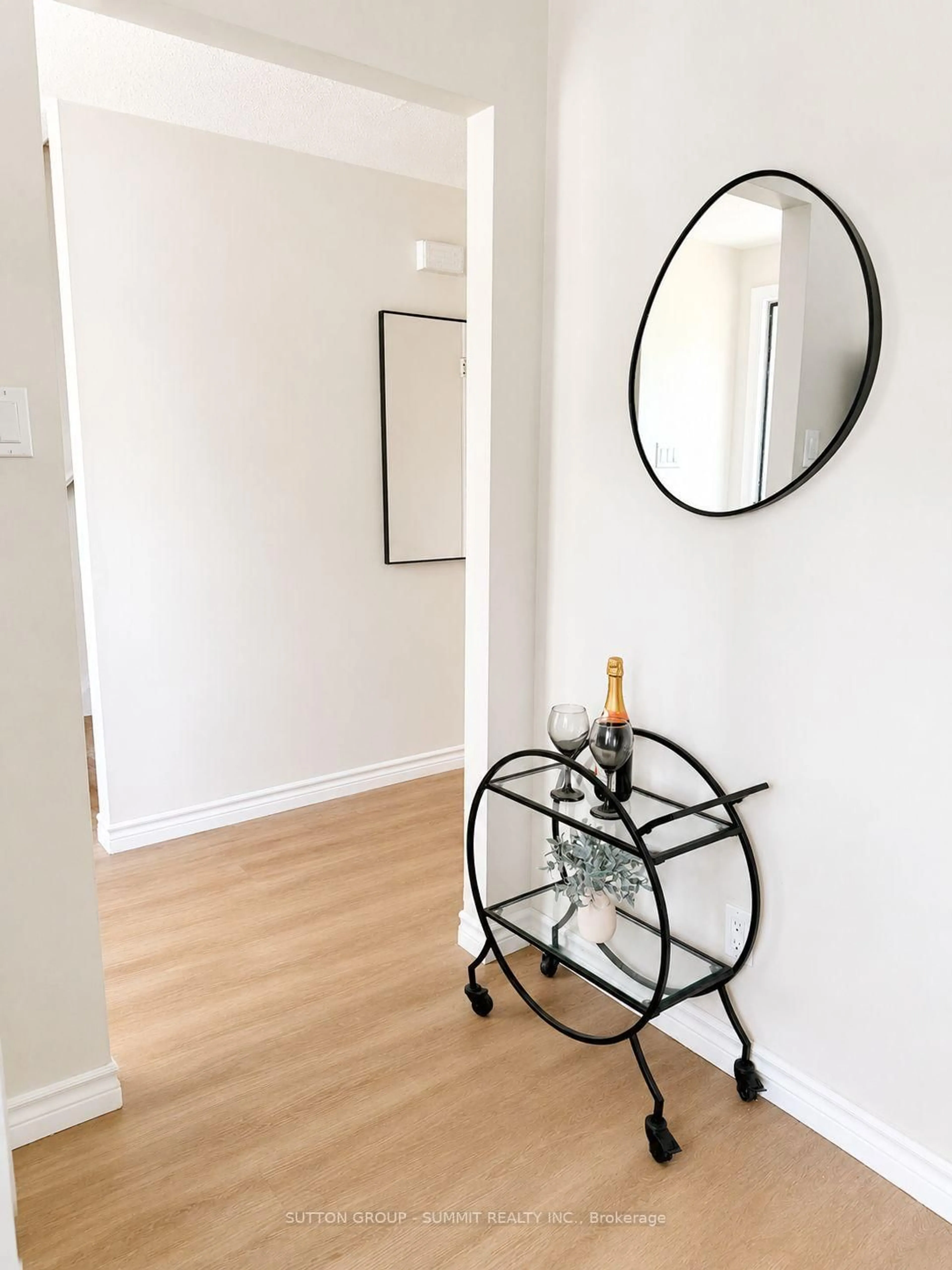 Indoor entryway for 433a Dunvegan Dr, Waterloo Ontario N2K 2C9