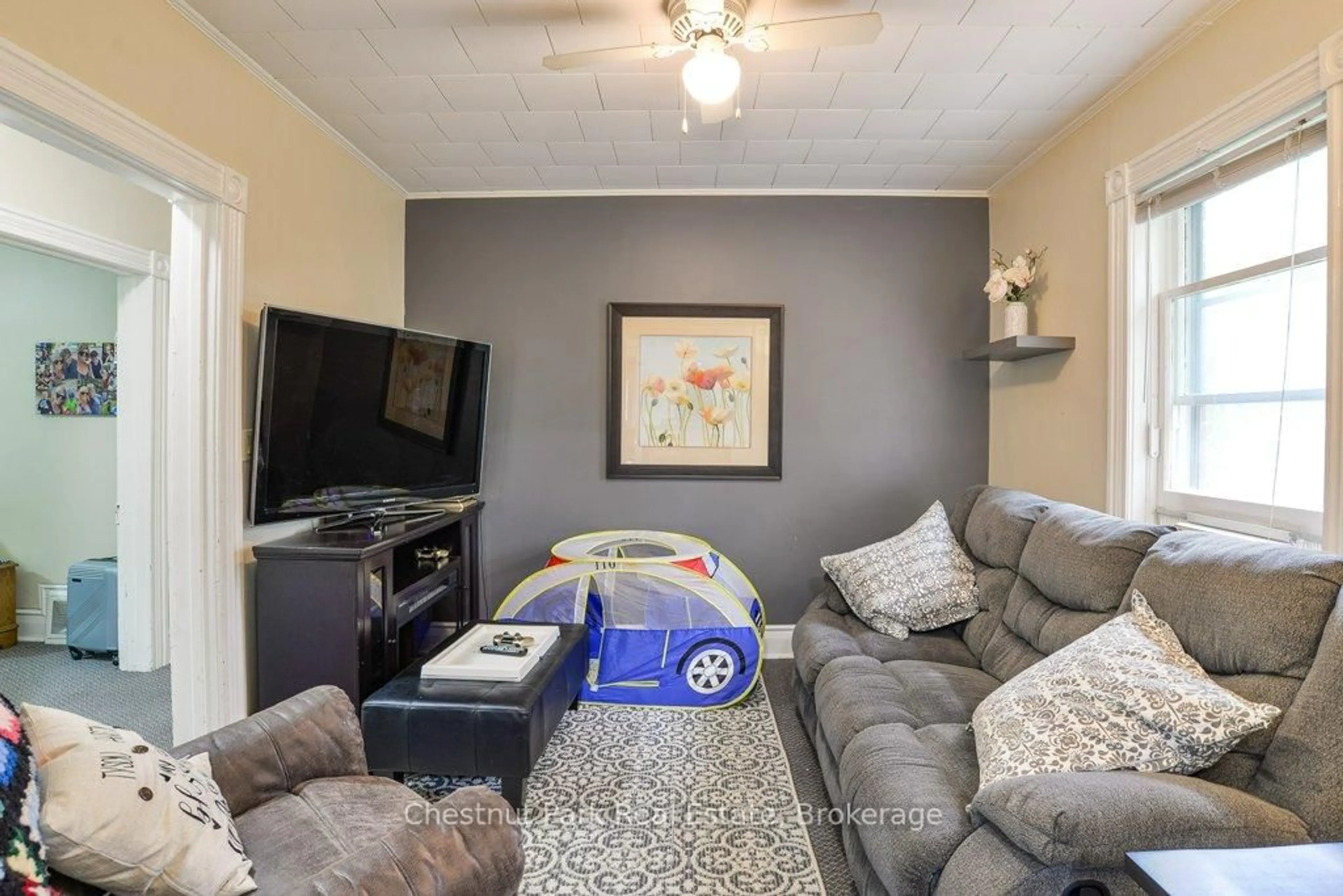 Living room with furniture, unknown for 128 James St, Bracebridge Ontario P1L 2B6