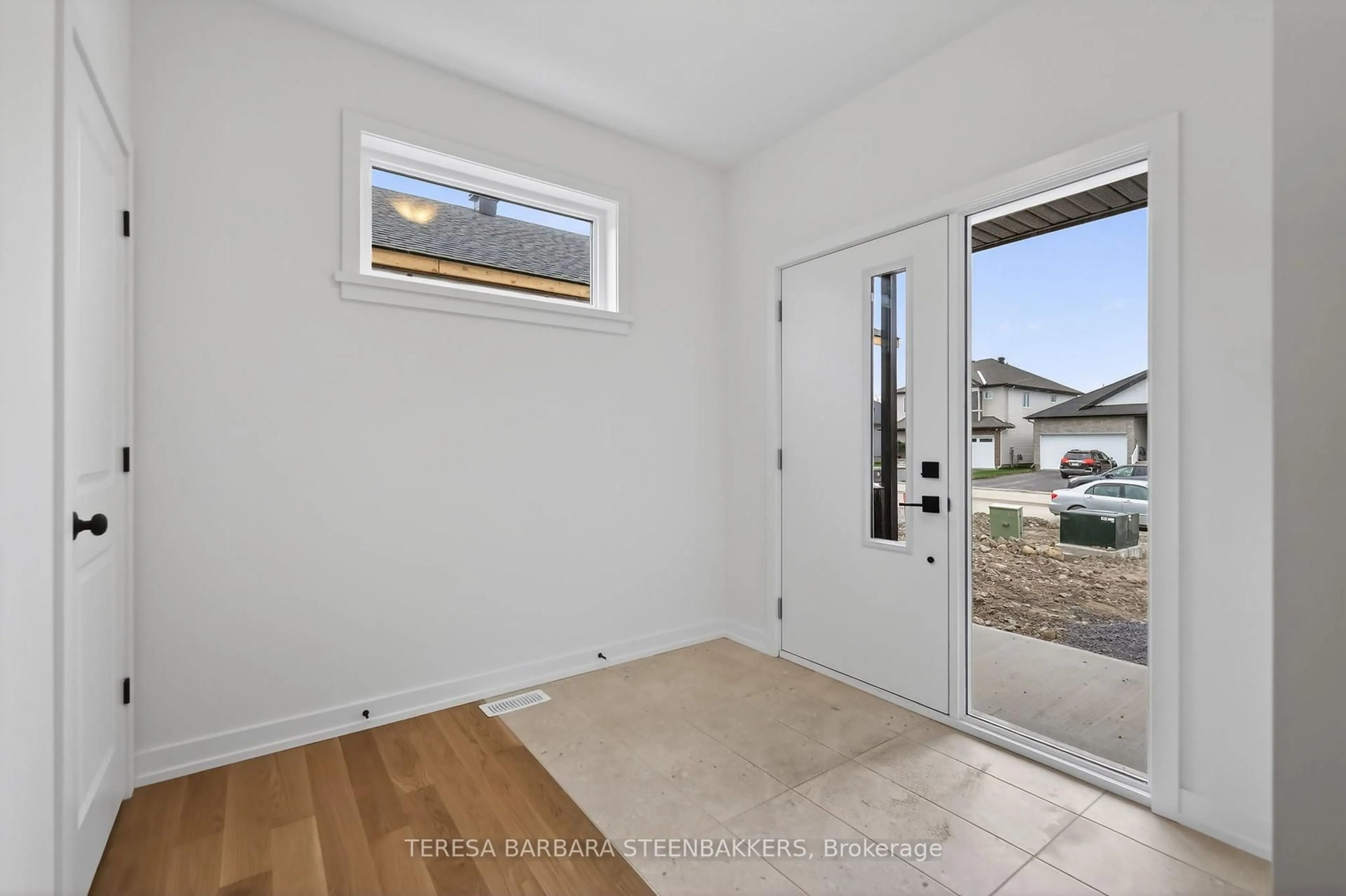 Indoor entryway for 1164 Bronze Ave, Clarence-Rockland Ontario K4K 0M9