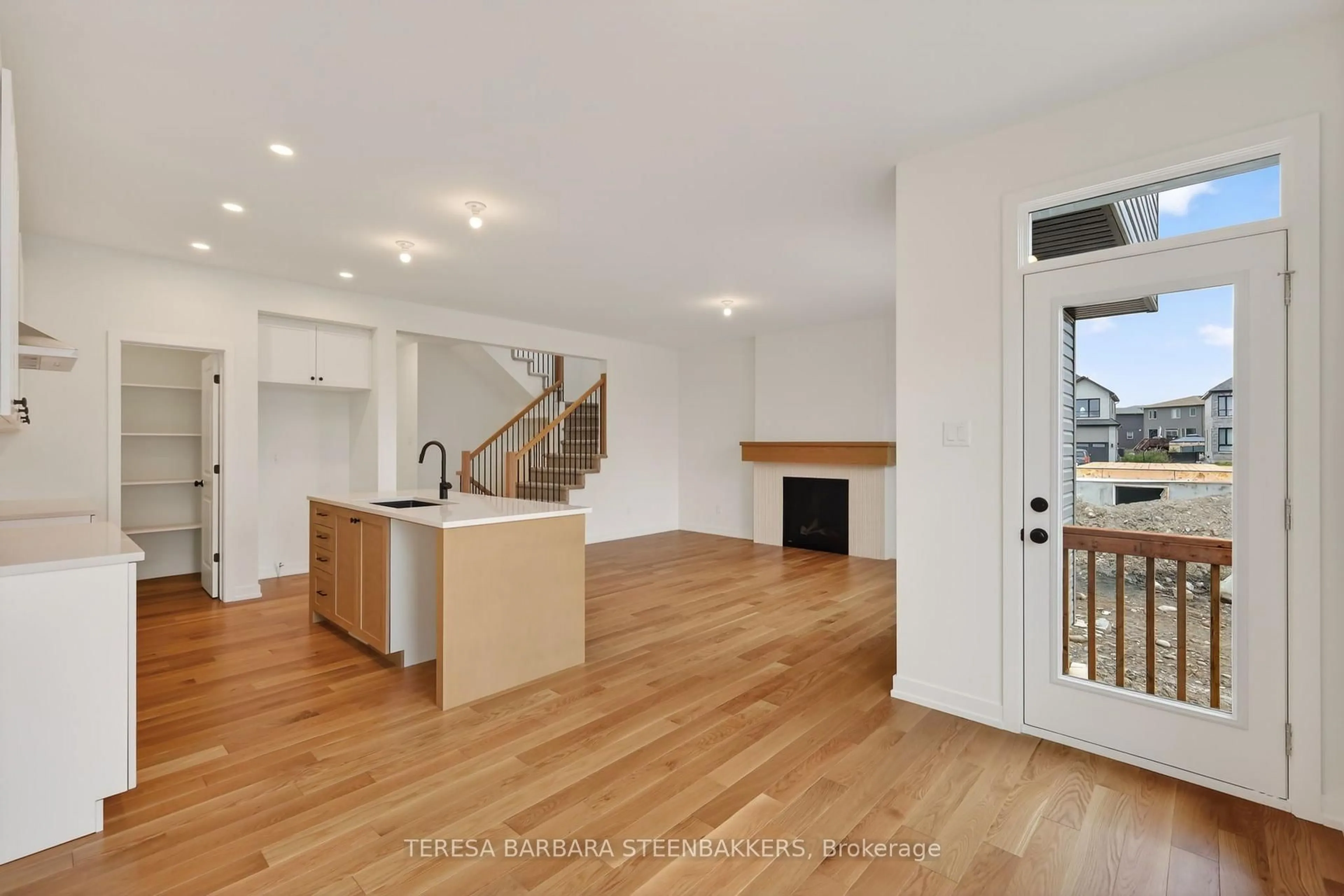 Open concept kitchen, wood/laminate floor for 1164 Bronze Ave, Clarence-Rockland Ontario K4K 0M9