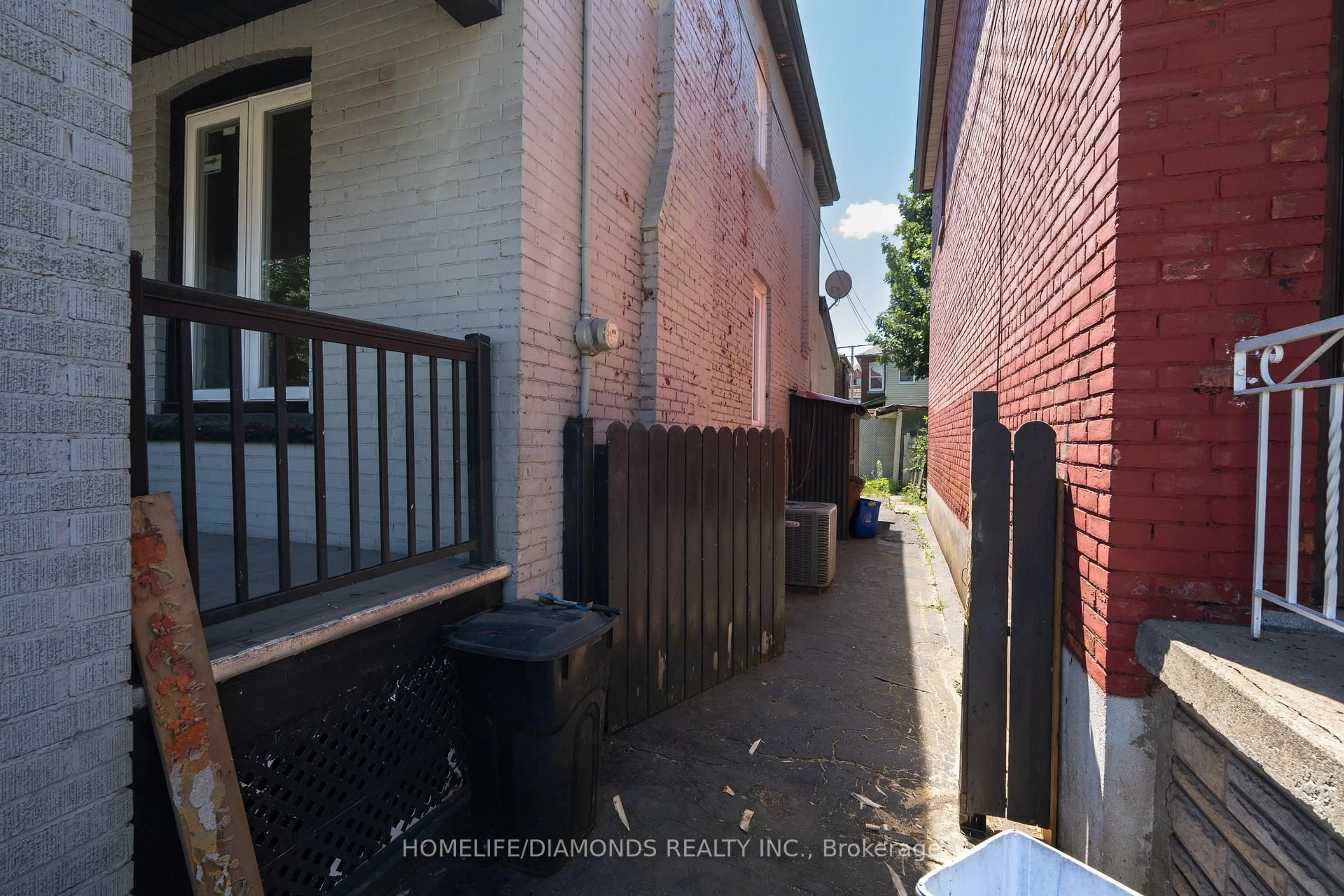 Patio, street for 20 Somerset Ave, Hamilton Ontario L8L 2L5