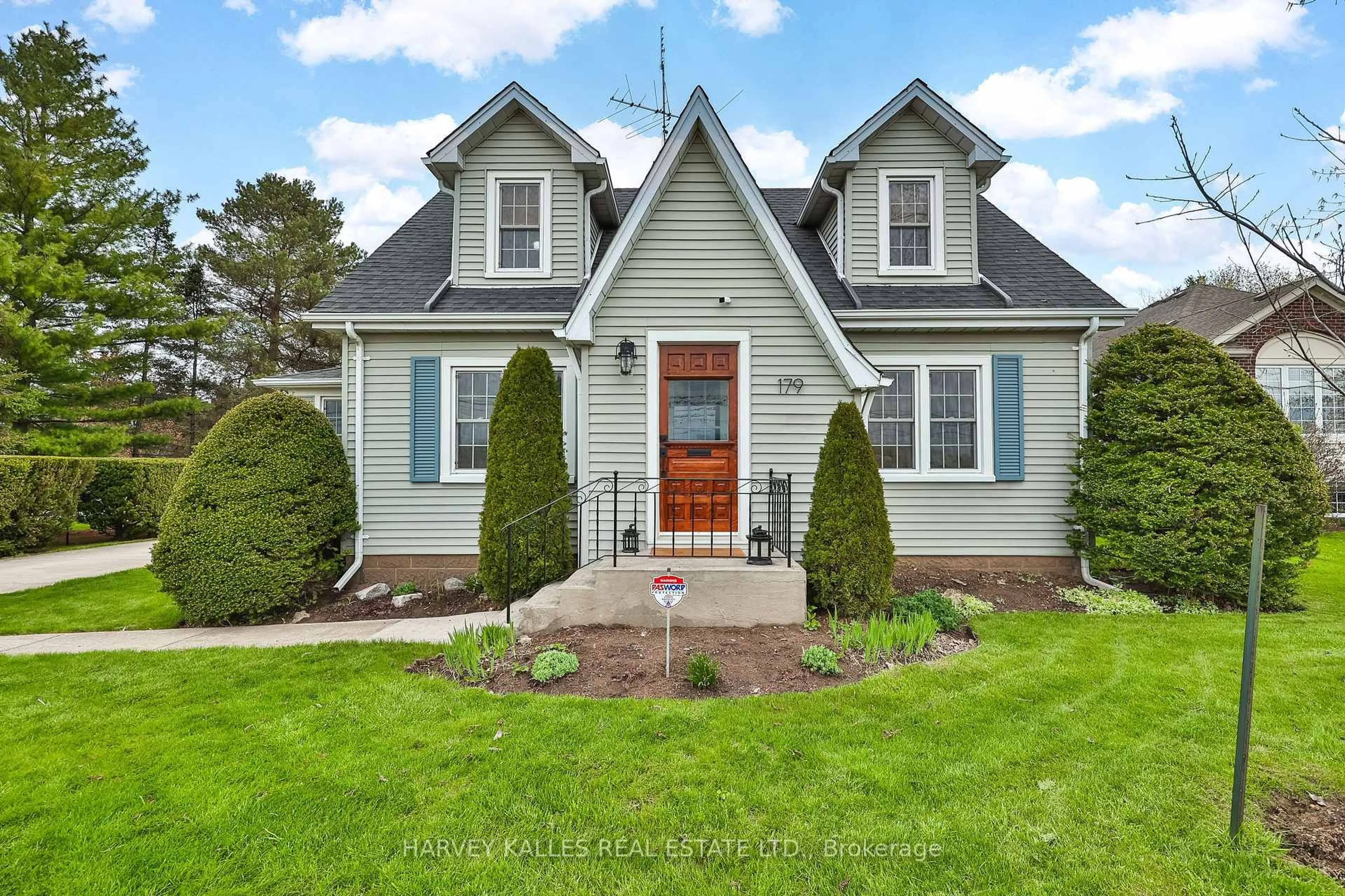 Home with vinyl exterior material, street for 179 Niagara St, Niagara-on-the-Lake Ontario L0S 1J0