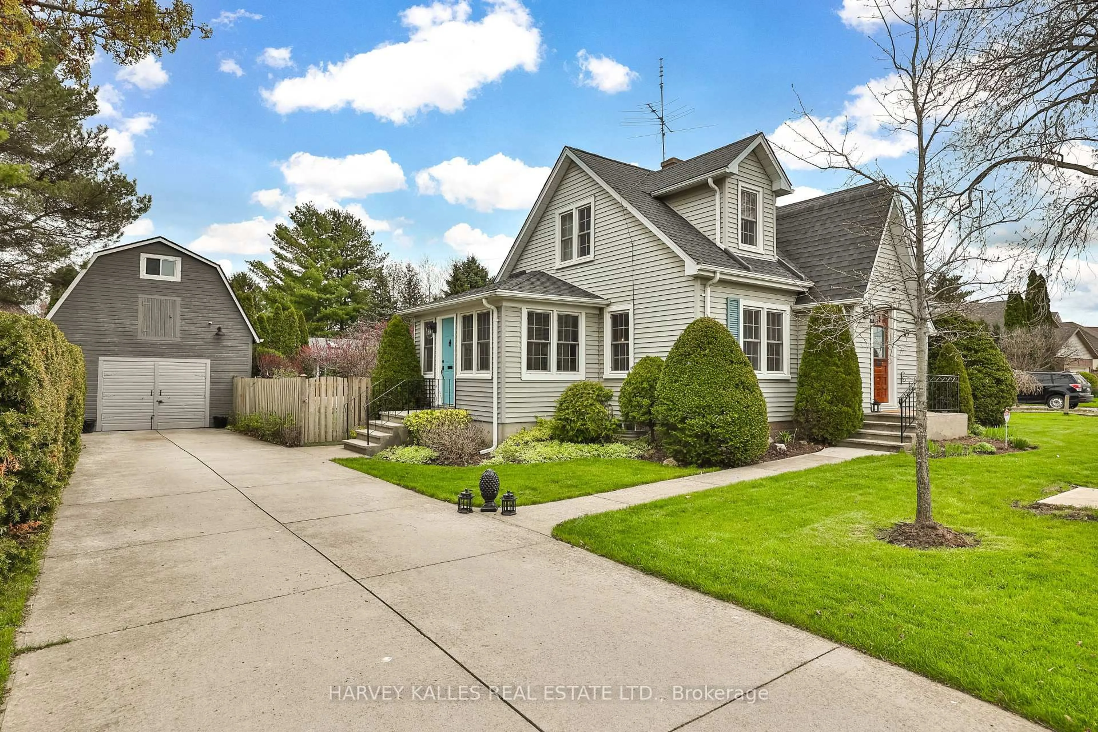 Home with vinyl exterior material, street for 179 Niagara St, Niagara-on-the-Lake Ontario L0S 1J0