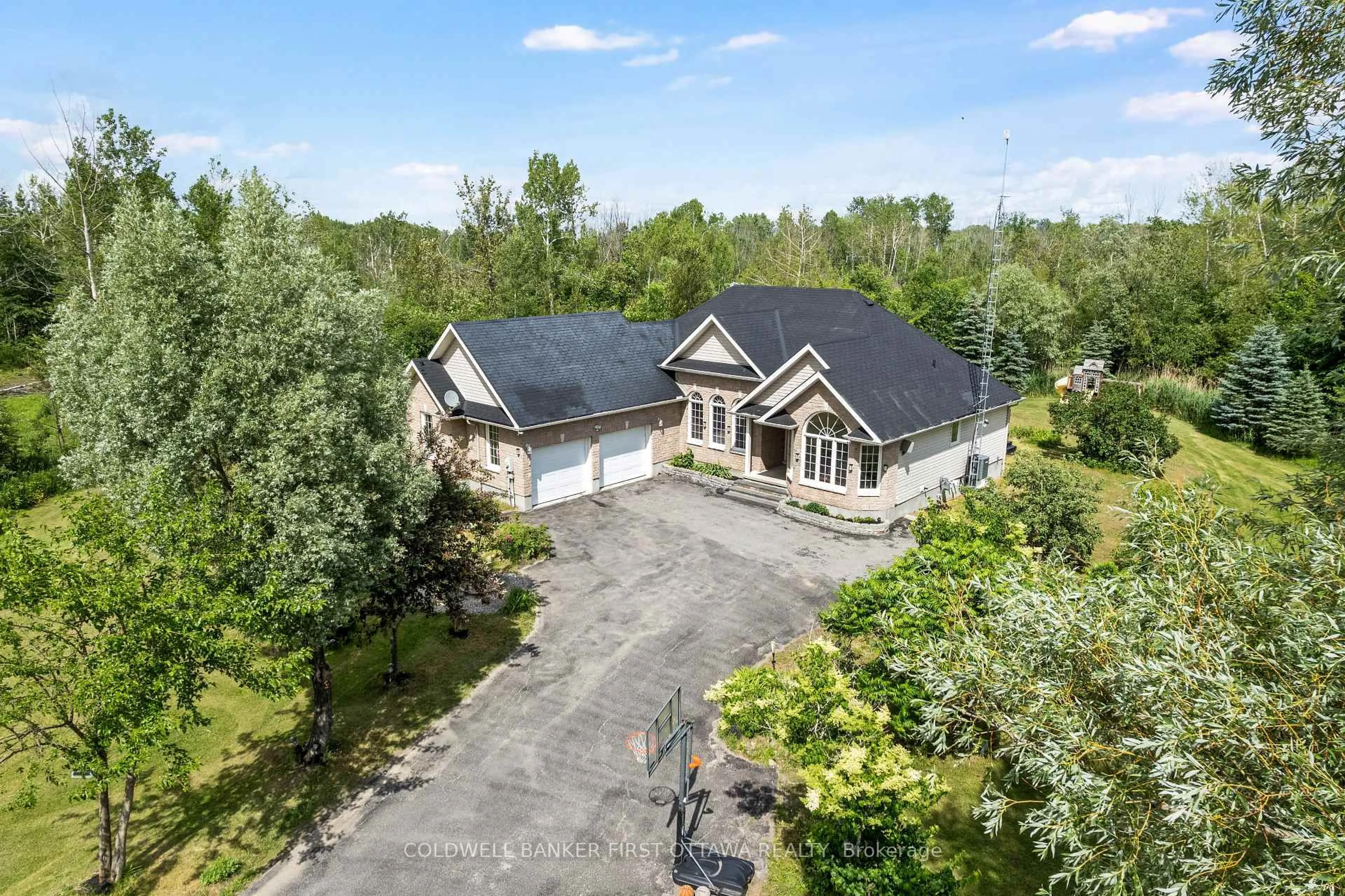 A pic from outside/outdoor area/front of a property/back of a property/a pic from drone, unknown for 11 Rideau Crossing Cres, North Grenville Ontario K0G 1K0