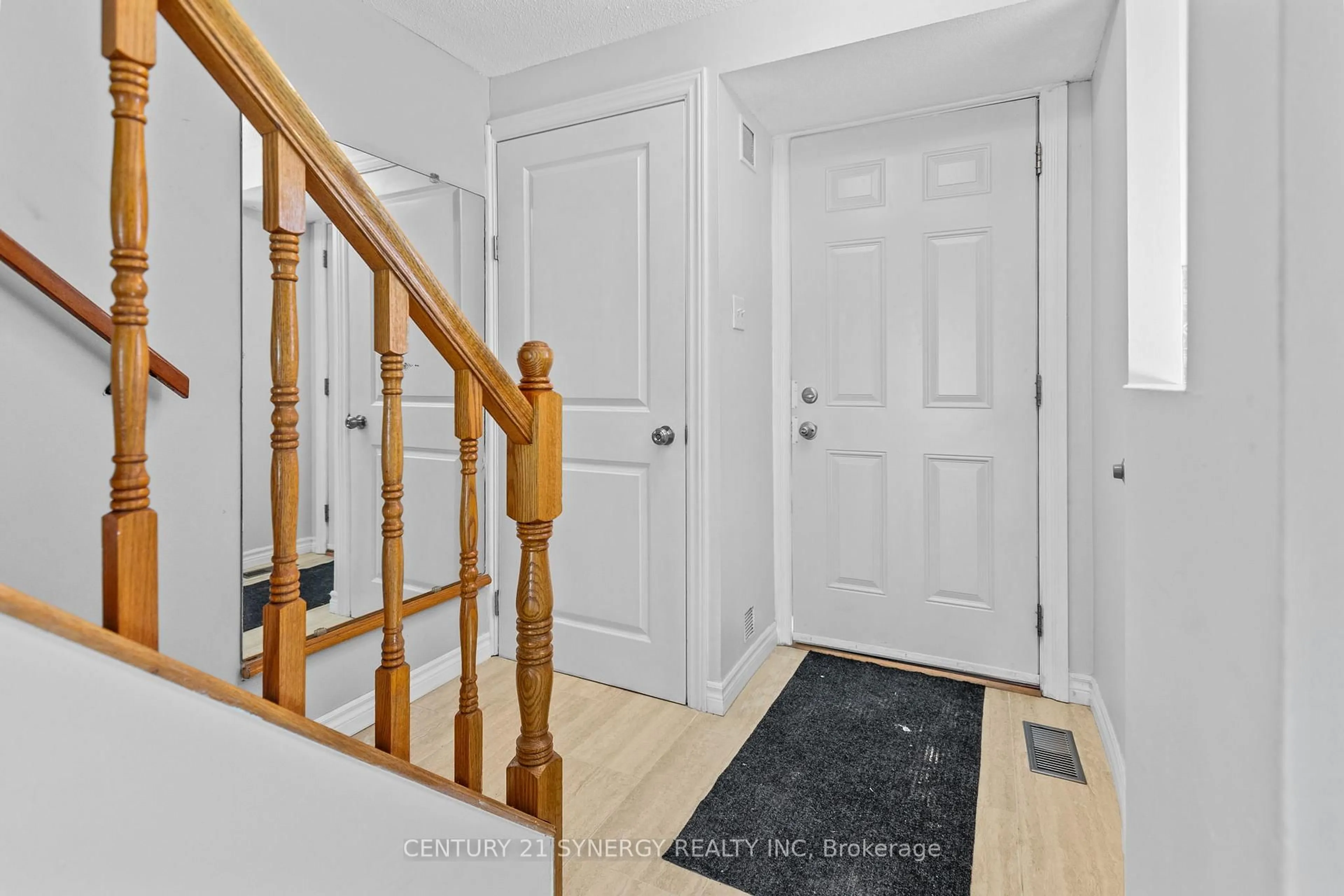 Indoor entryway for 1472 Heatherington Rd #C, Ottawa Ontario K1V 6S1