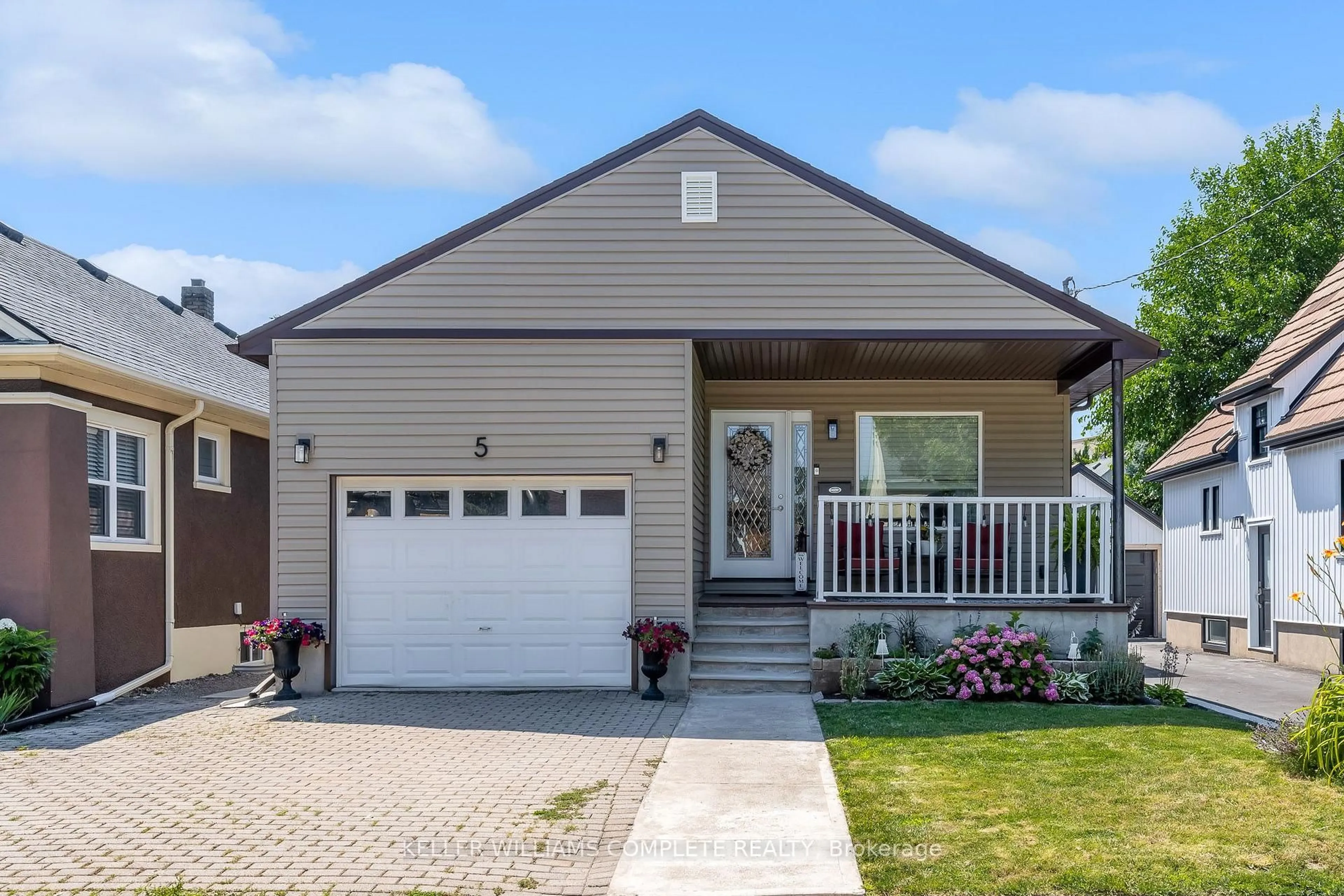 Home with vinyl exterior material, street for 5 Bruce St, St. Catharines Ontario L2R 5S7