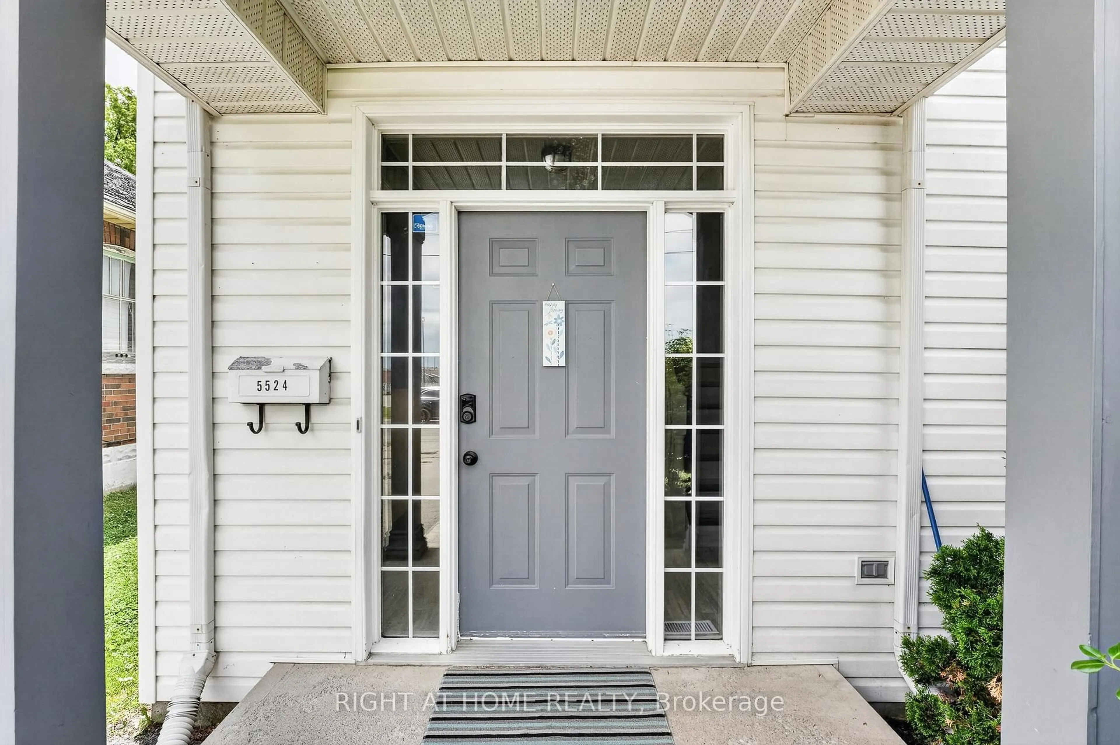 Indoor entryway for 5524 Fraser St, Niagara Falls Ontario L2E 3C9