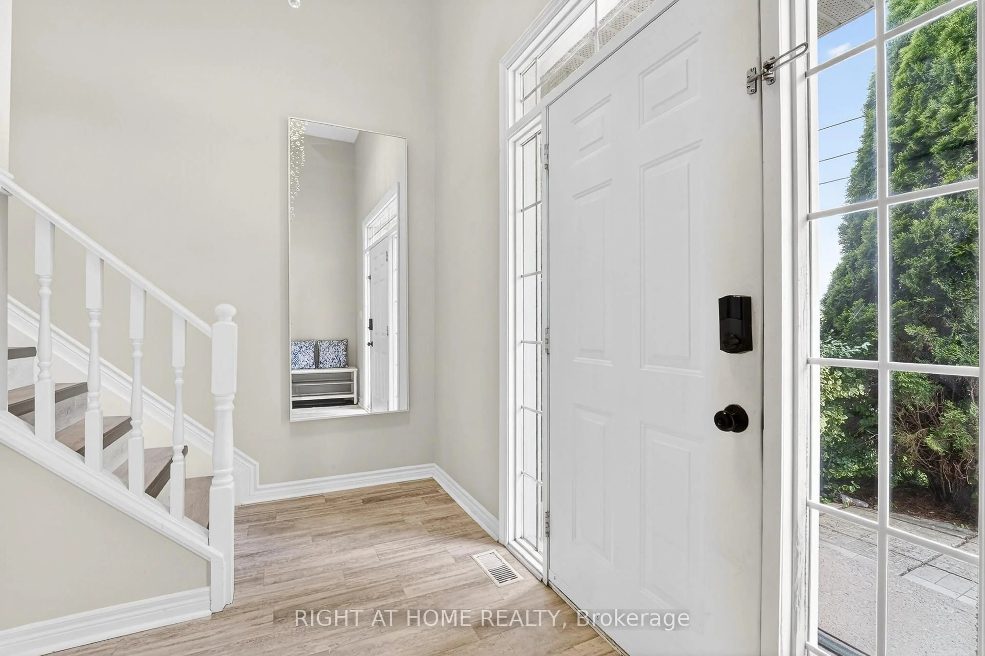 Indoor entryway for 5524 Fraser St, Niagara Falls Ontario L2E 3C9
