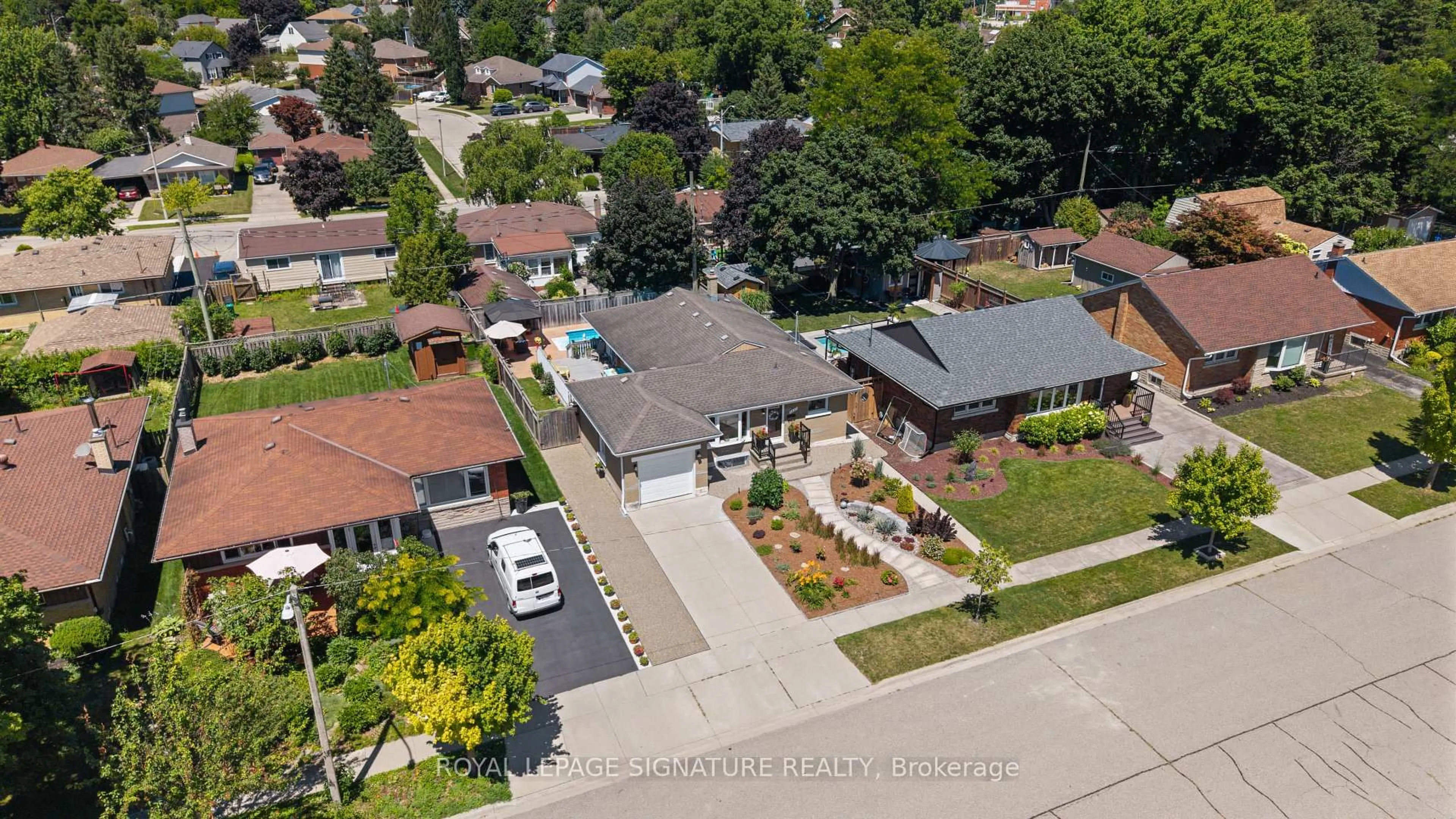 A pic from outside/outdoor area/front of a property/back of a property/a pic from drone, street for 1037 Clare Ave, Cambridge Ontario N3H 2E2