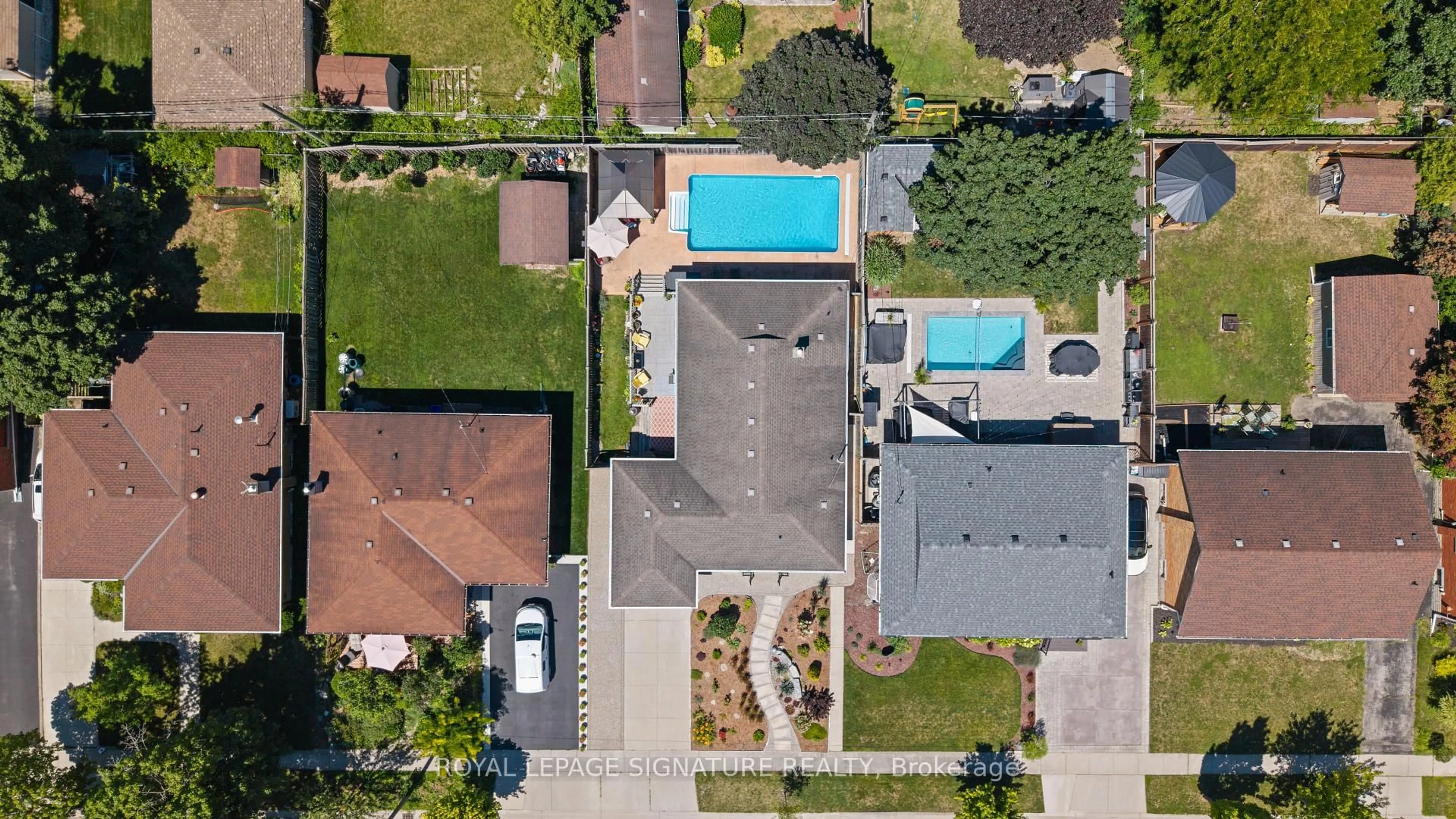 A pic from outside/outdoor area/front of a property/back of a property/a pic from drone, street for 1037 Clare Ave, Cambridge Ontario N3H 2E2