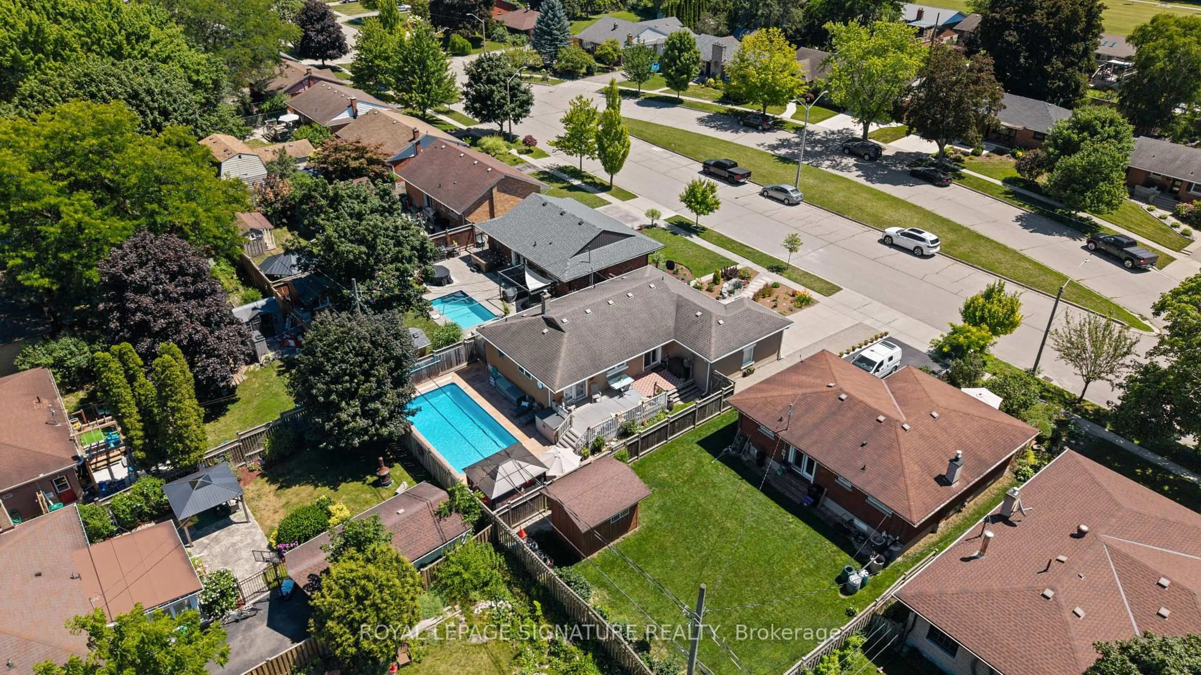 A pic from outside/outdoor area/front of a property/back of a property/a pic from drone, street for 1037 Clare Ave, Cambridge Ontario N3H 2E2