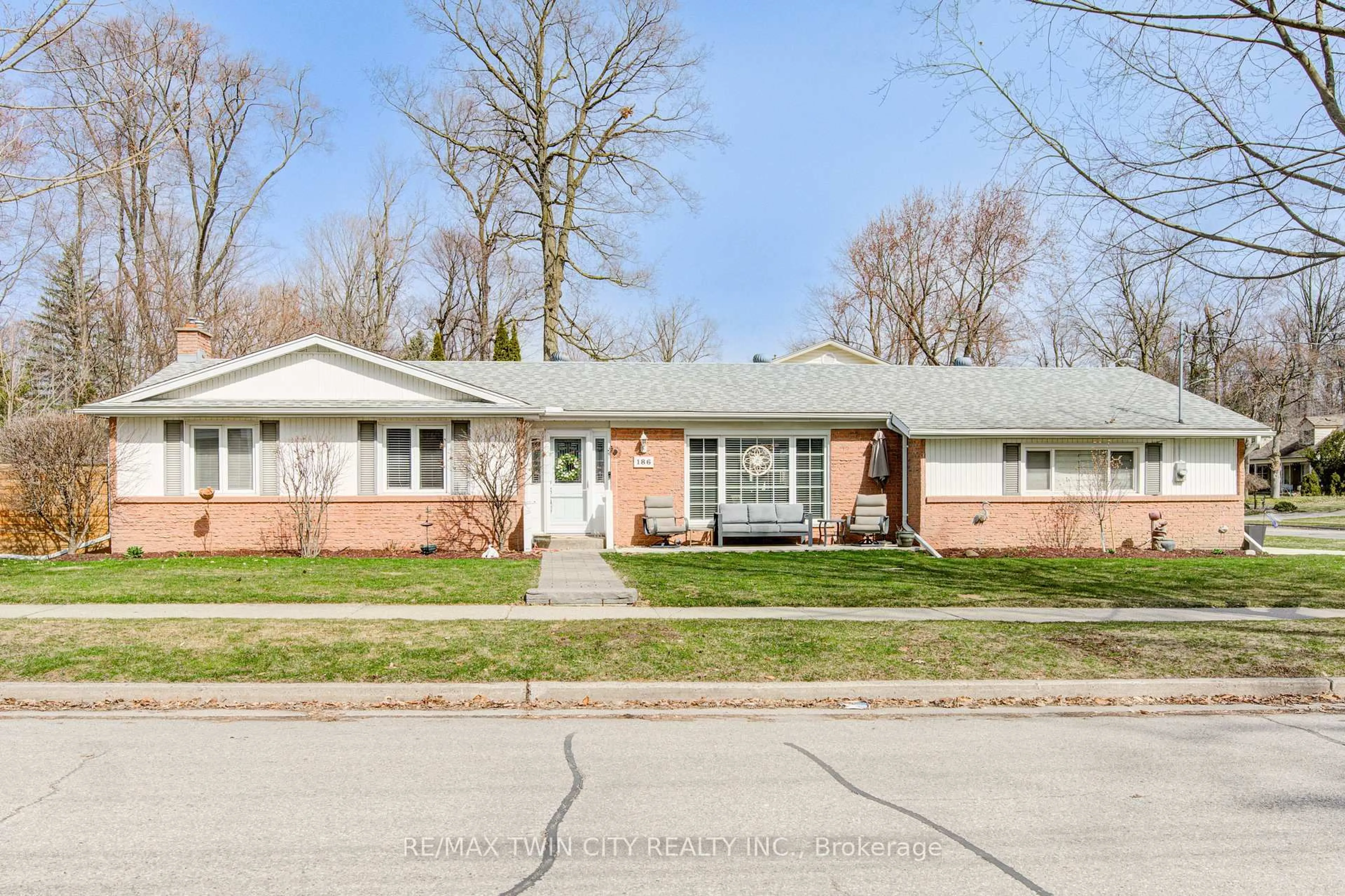 Home with brick exterior material, street for 186 Shuh Ave, Kitchener Ontario N2A 1H6