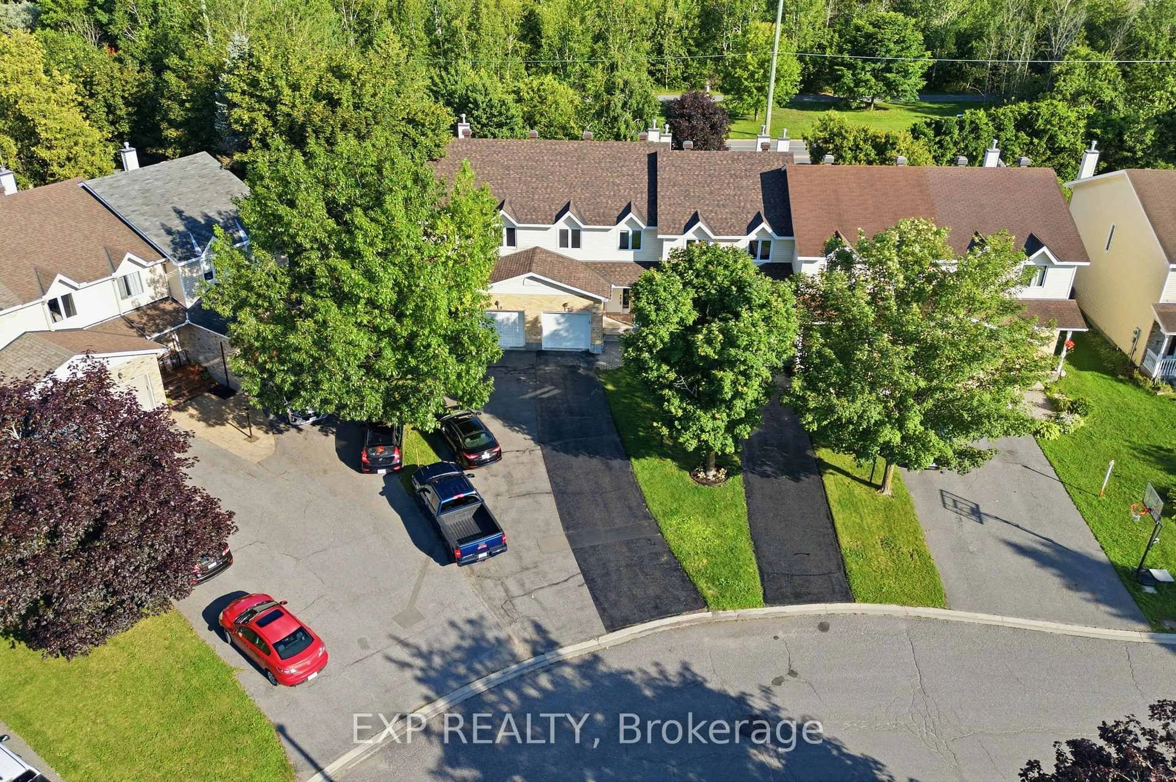 A pic from outside/outdoor area/front of a property/back of a property/a pic from drone, street for 17 KATHLEEN Cres, Stittsville Ontario K2S 1L5