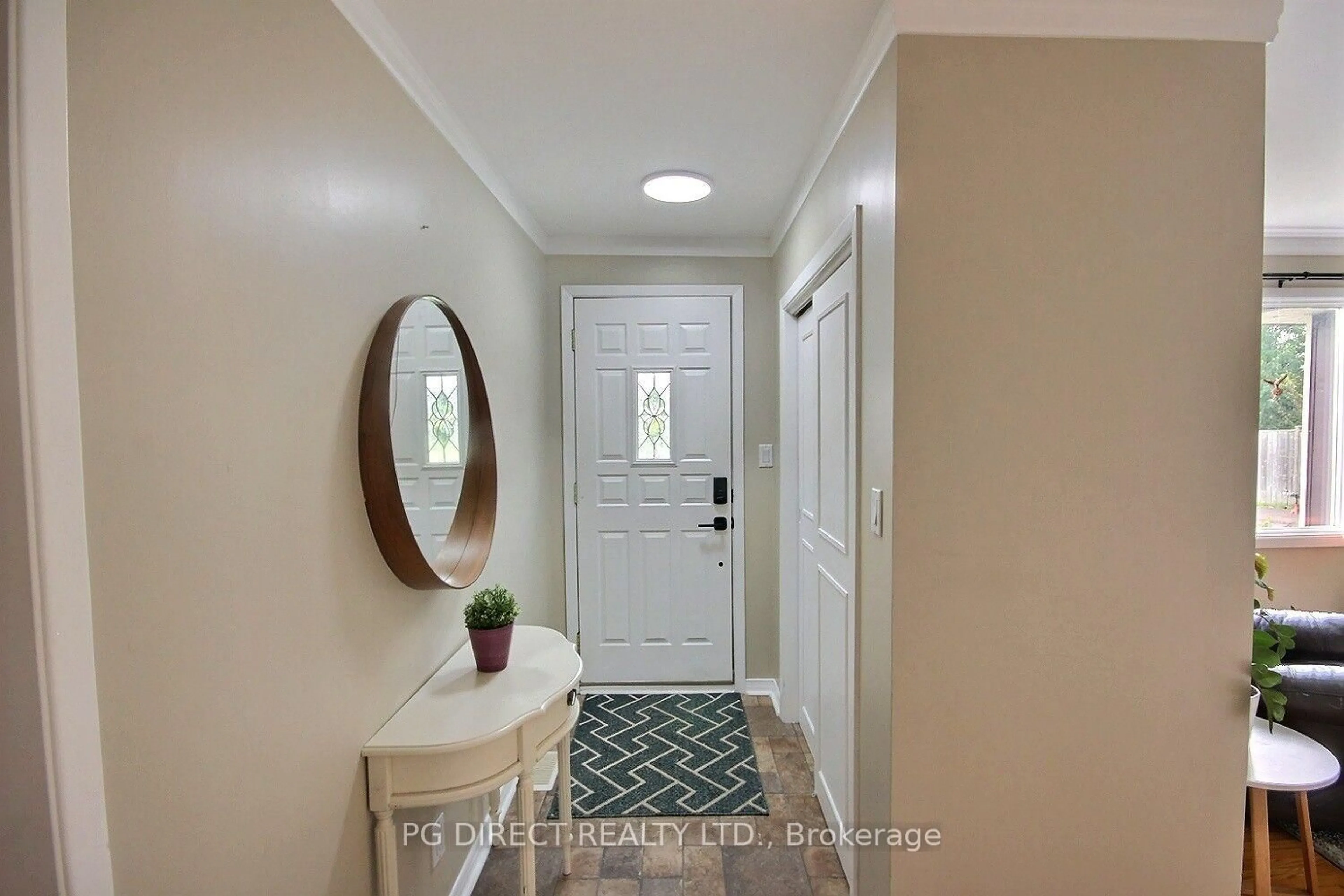 Indoor entryway for 2402 Hamilton Rd, Trenton Ontario K8V 5P8