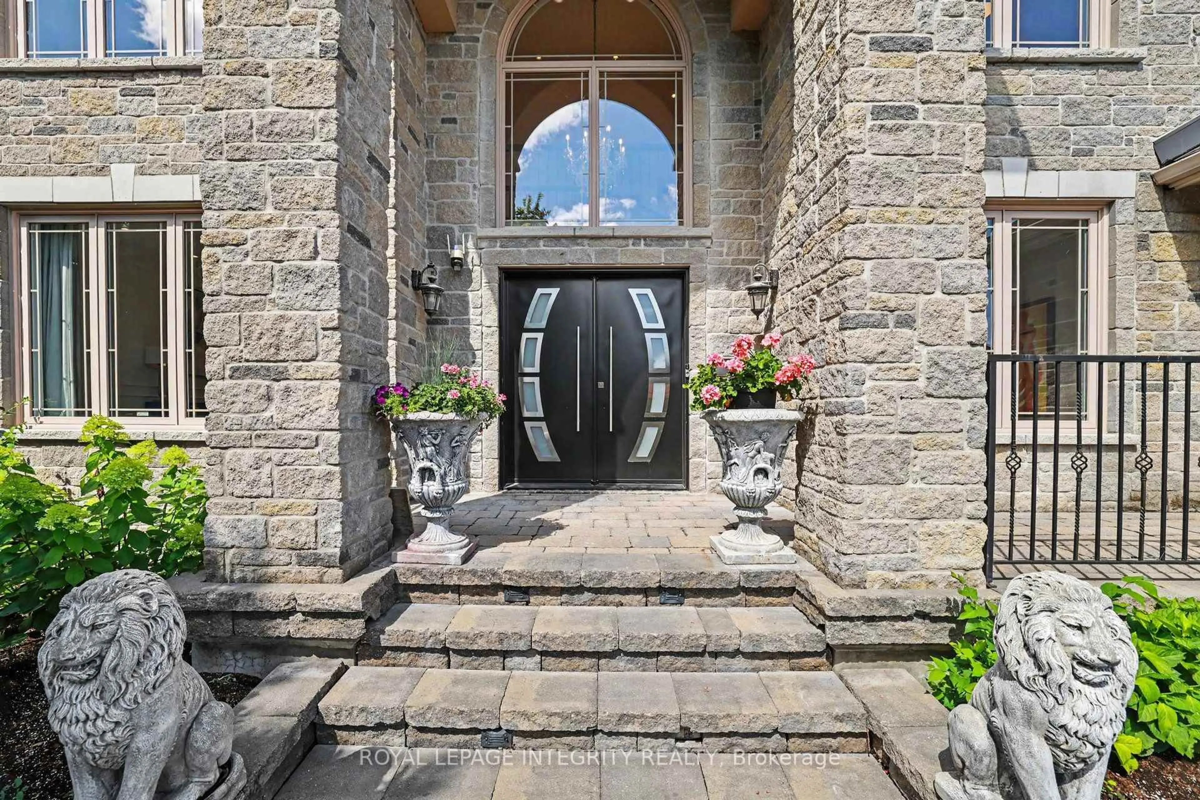 Indoor entryway for 523 Kochar Dr, Ottawa Ontario K2C 4G9