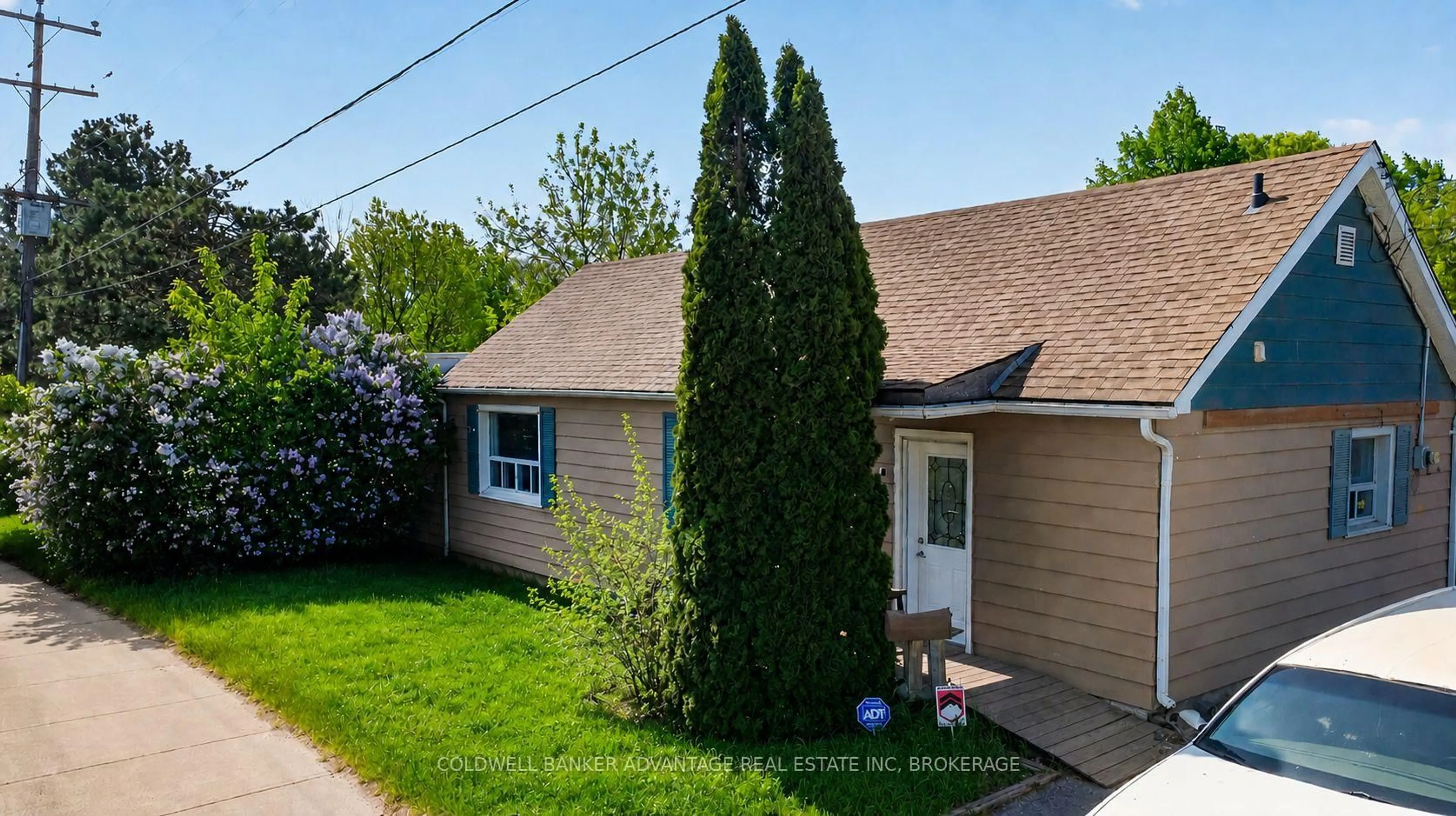 Home with vinyl exterior material, street for 614 Waterloo St, Hamilton Ontario L8H 6V5