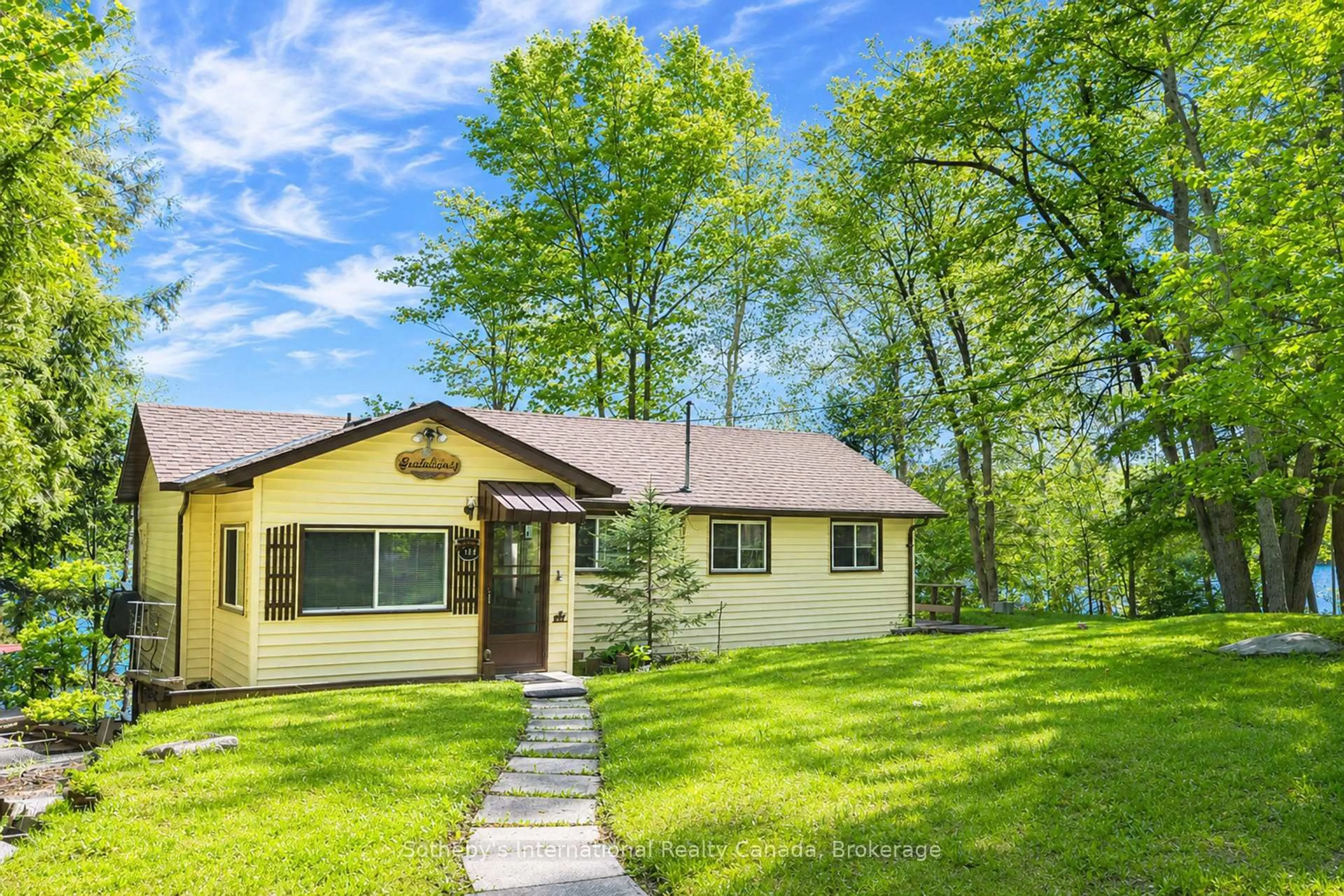 Home with vinyl exterior material, unknown for 41 Deerfield Rd, McKellar Ontario P2A 0B4