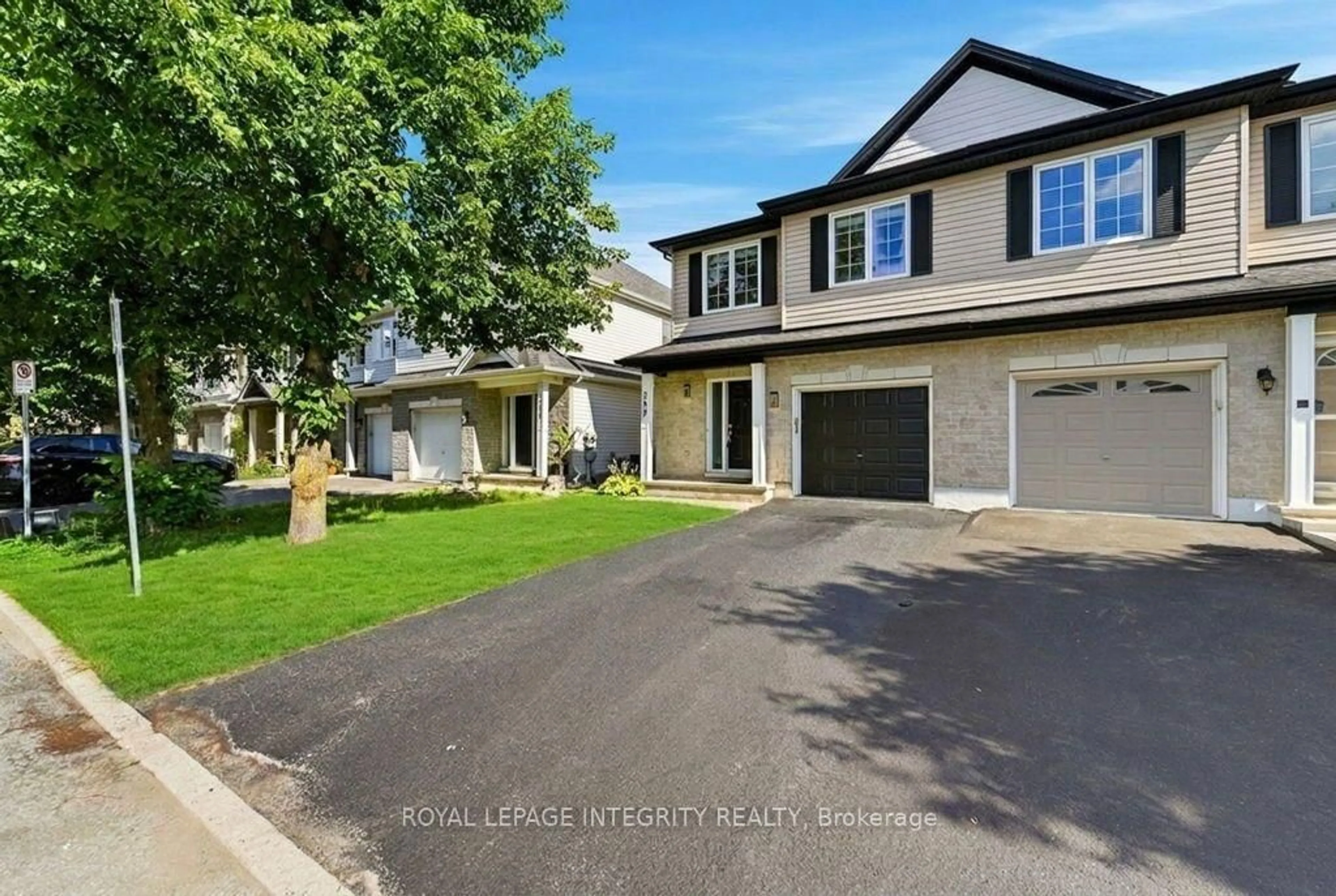 A pic from outside/outdoor area/front of a property/back of a property/a pic from drone, street for 209 Tewsley Dr, Ottawa Ontario K1V 0Y7