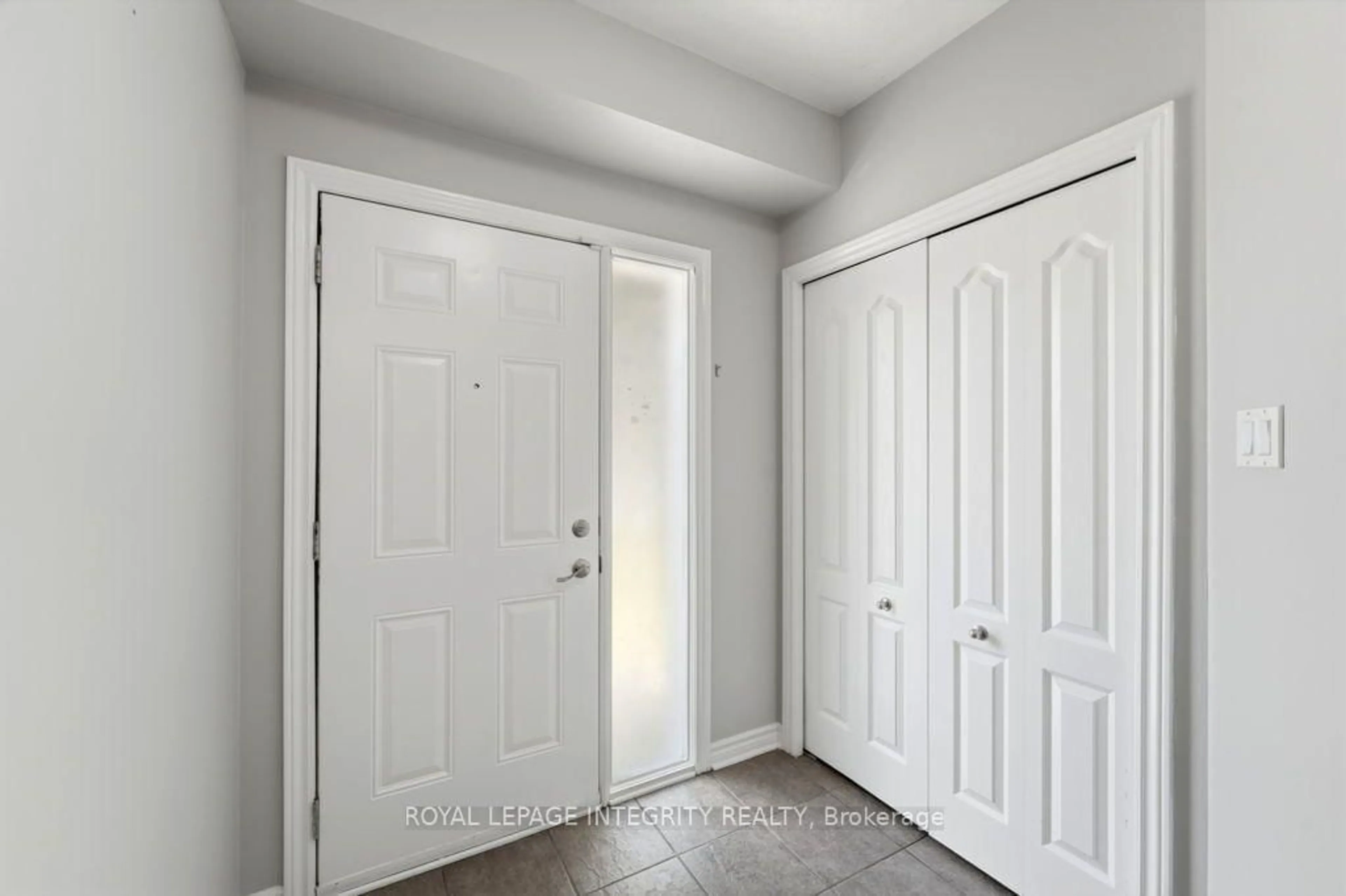 Indoor entryway for 209 Tewsley Dr, Ottawa Ontario K1V 0Y7
