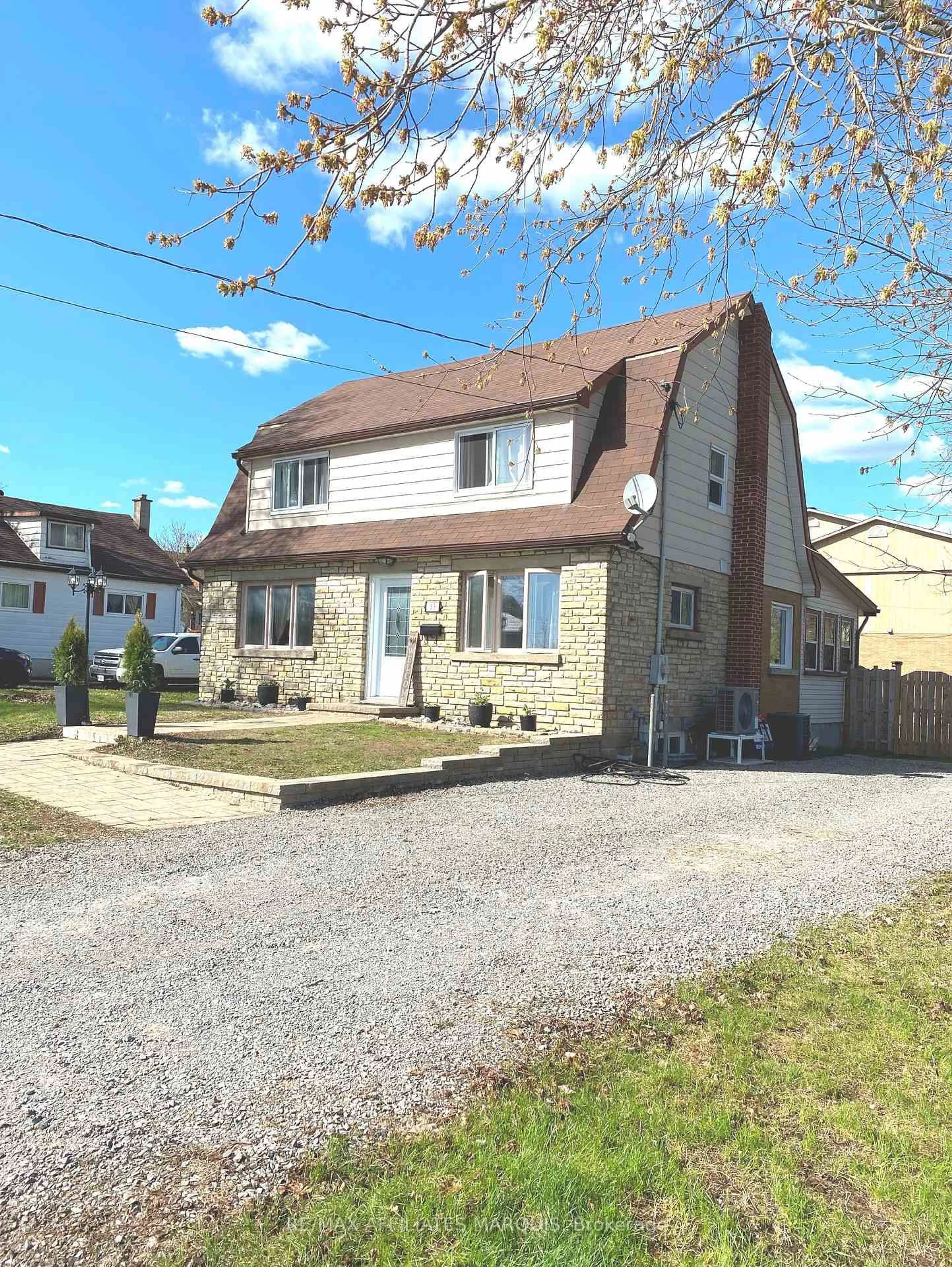 A pic from outside/outdoor area/front of a property/back of a property/a pic from drone, street for 33 Mary St, Smiths Falls Ontario K7A 3R2