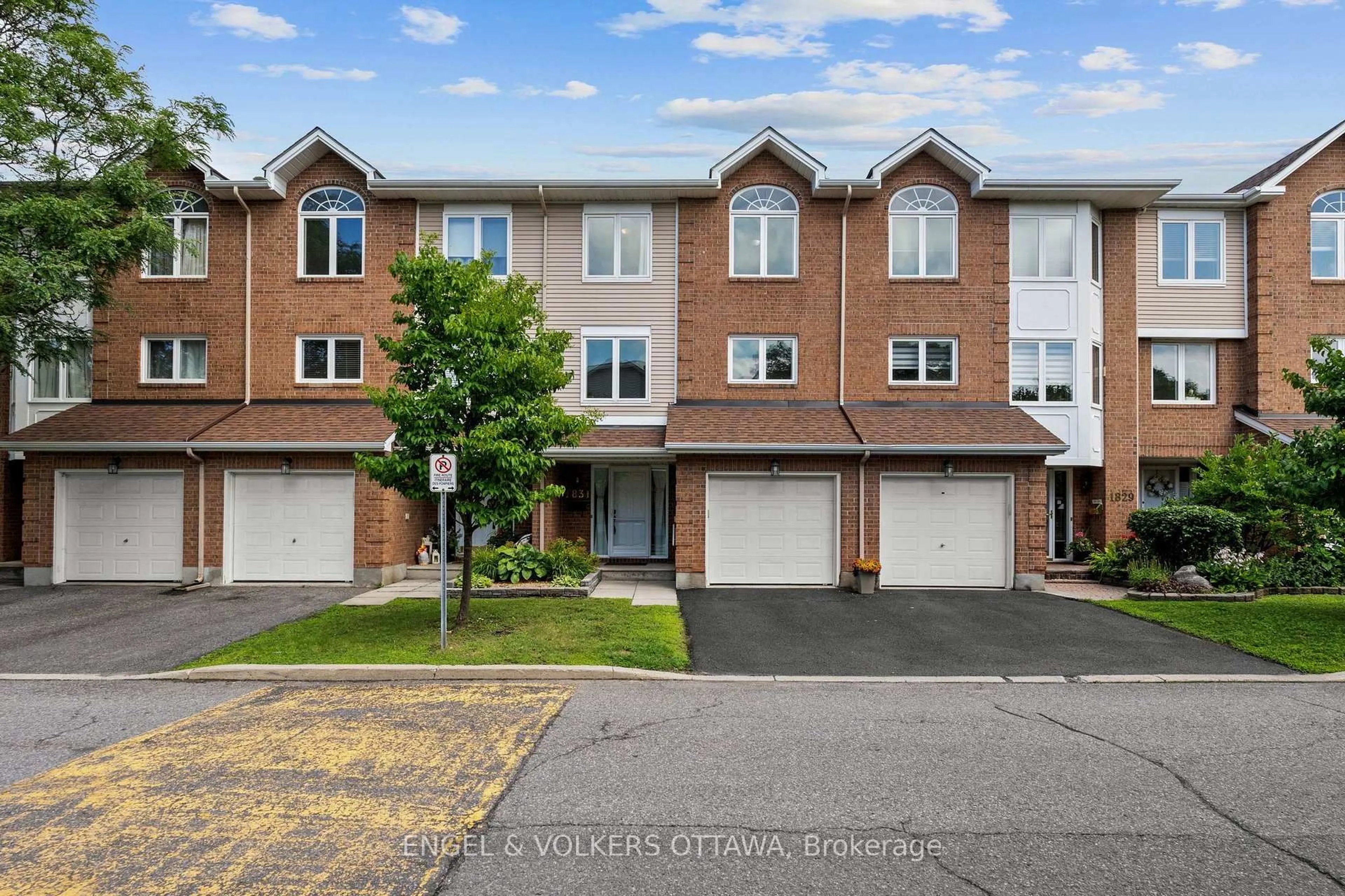 A pic from outside/outdoor area/front of a property/back of a property/a pic from drone, street for 1831 Summerfields Cres, Ottawa Ontario K1C 7B8