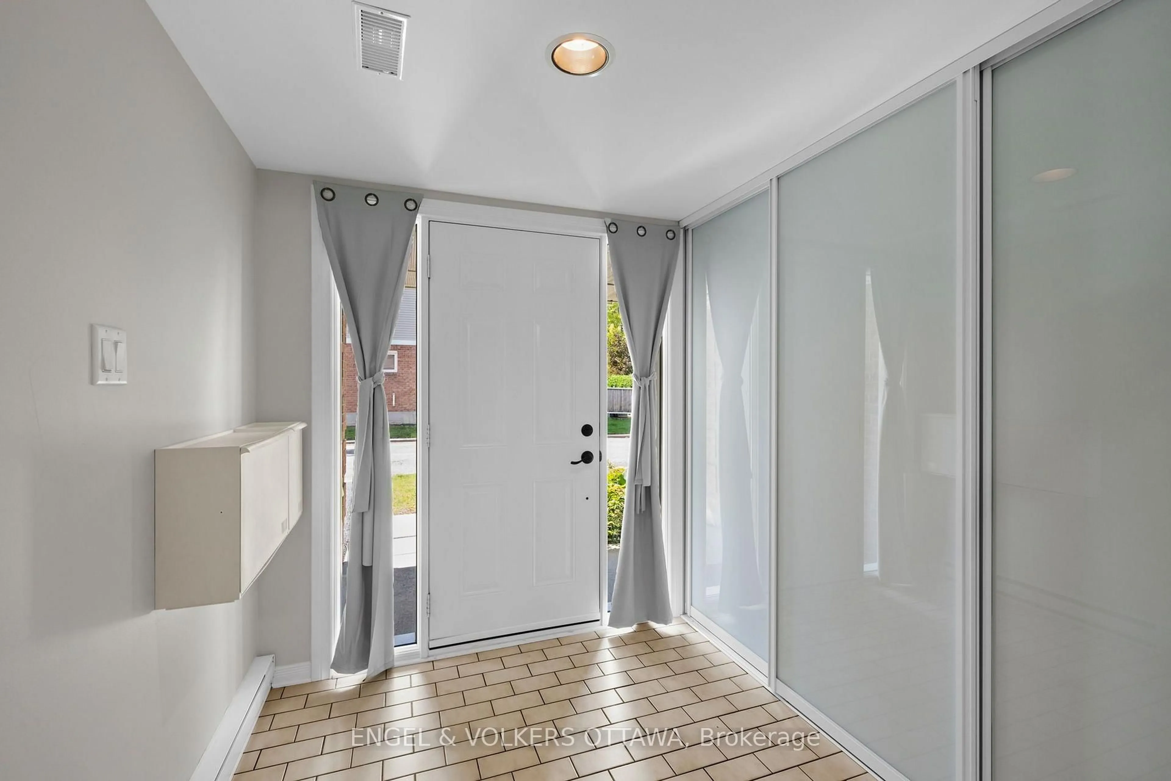 Indoor entryway for 1831 Summerfields Cres, Ottawa Ontario K1C 7B8