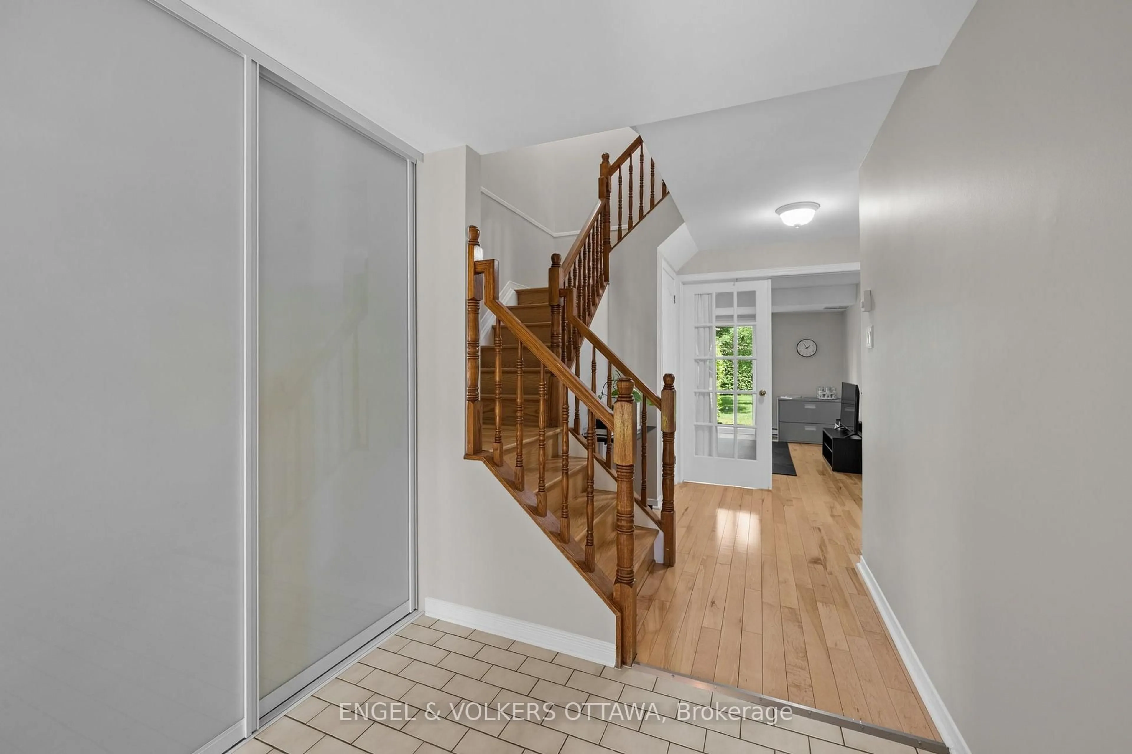 Indoor entryway for 1831 Summerfields Cres, Ottawa Ontario K1C 7B8