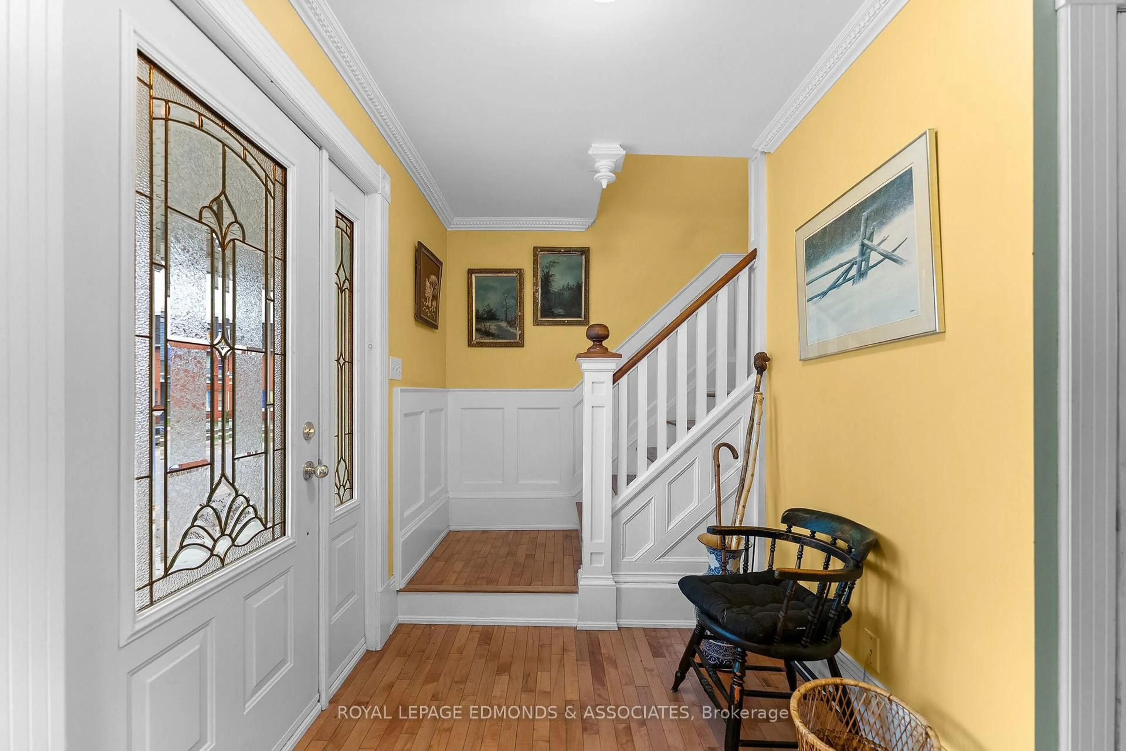 Indoor entryway for 146 Mary St, Pembroke Ontario K8A 5V6