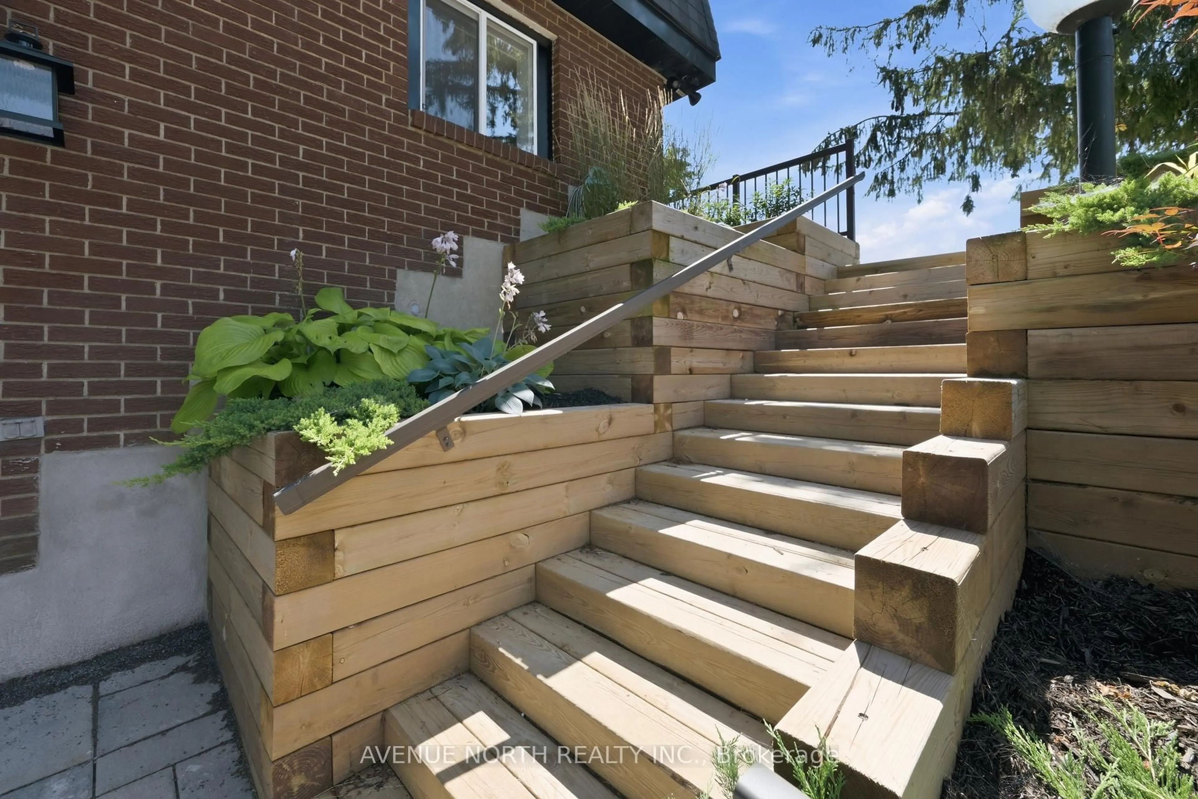 Stairs for 2 OBERON St, Ottawa Ontario K2H 7X7