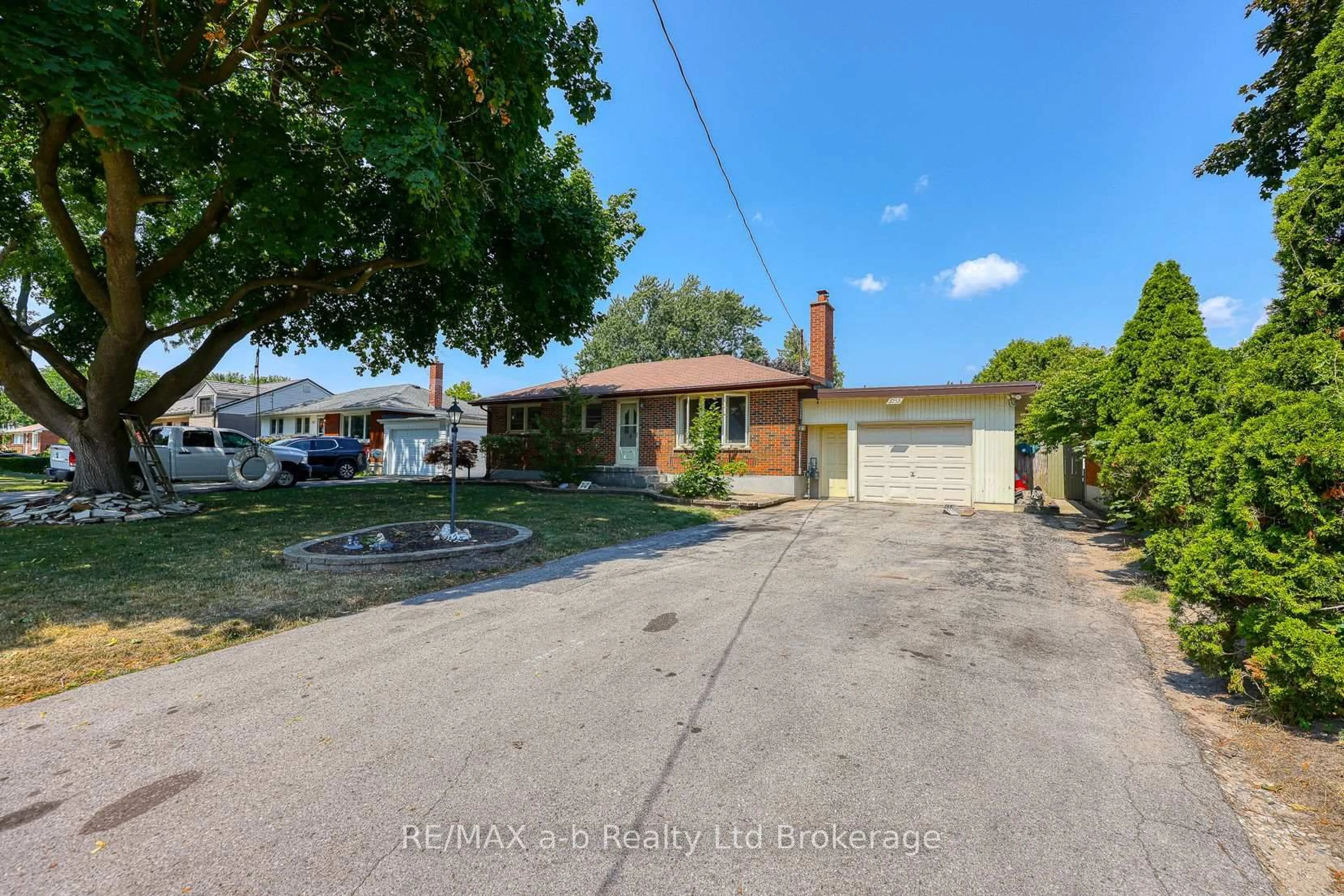 A pic from outside/outdoor area/front of a property/back of a property/a pic from drone, street for 6752 Beattie St, London South Ontario N6P 1A7