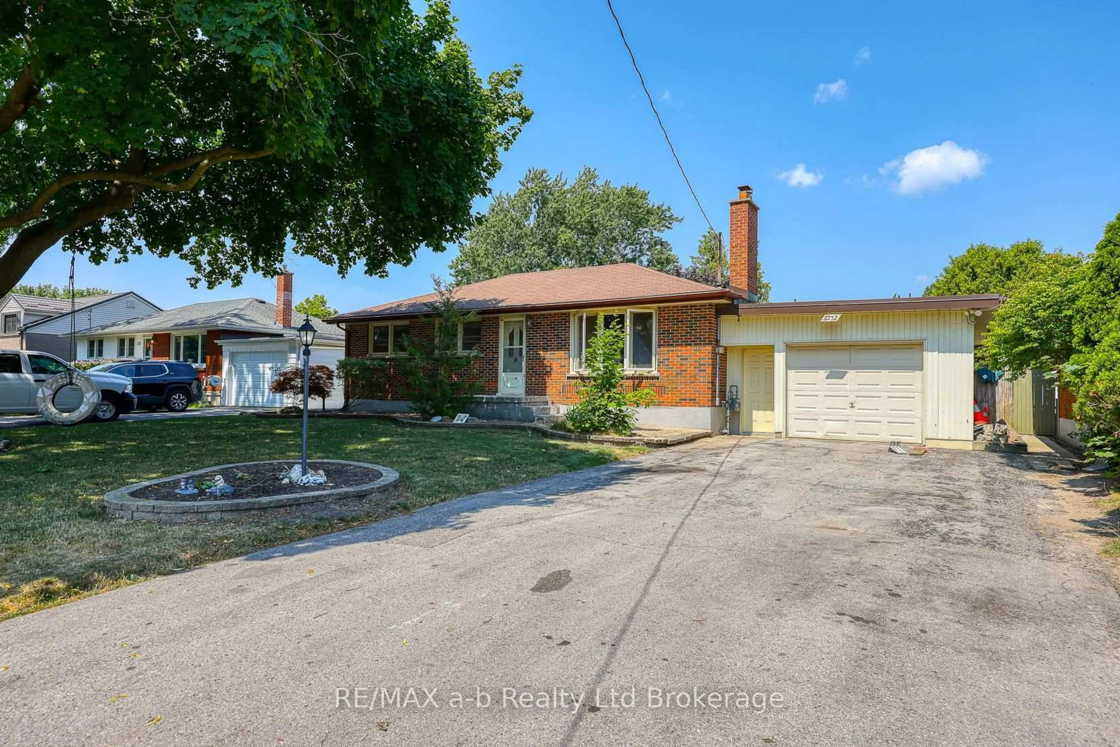 A pic from outside/outdoor area/front of a property/back of a property/a pic from drone, street for 6752 Beattie St, London South Ontario N6P 1A7