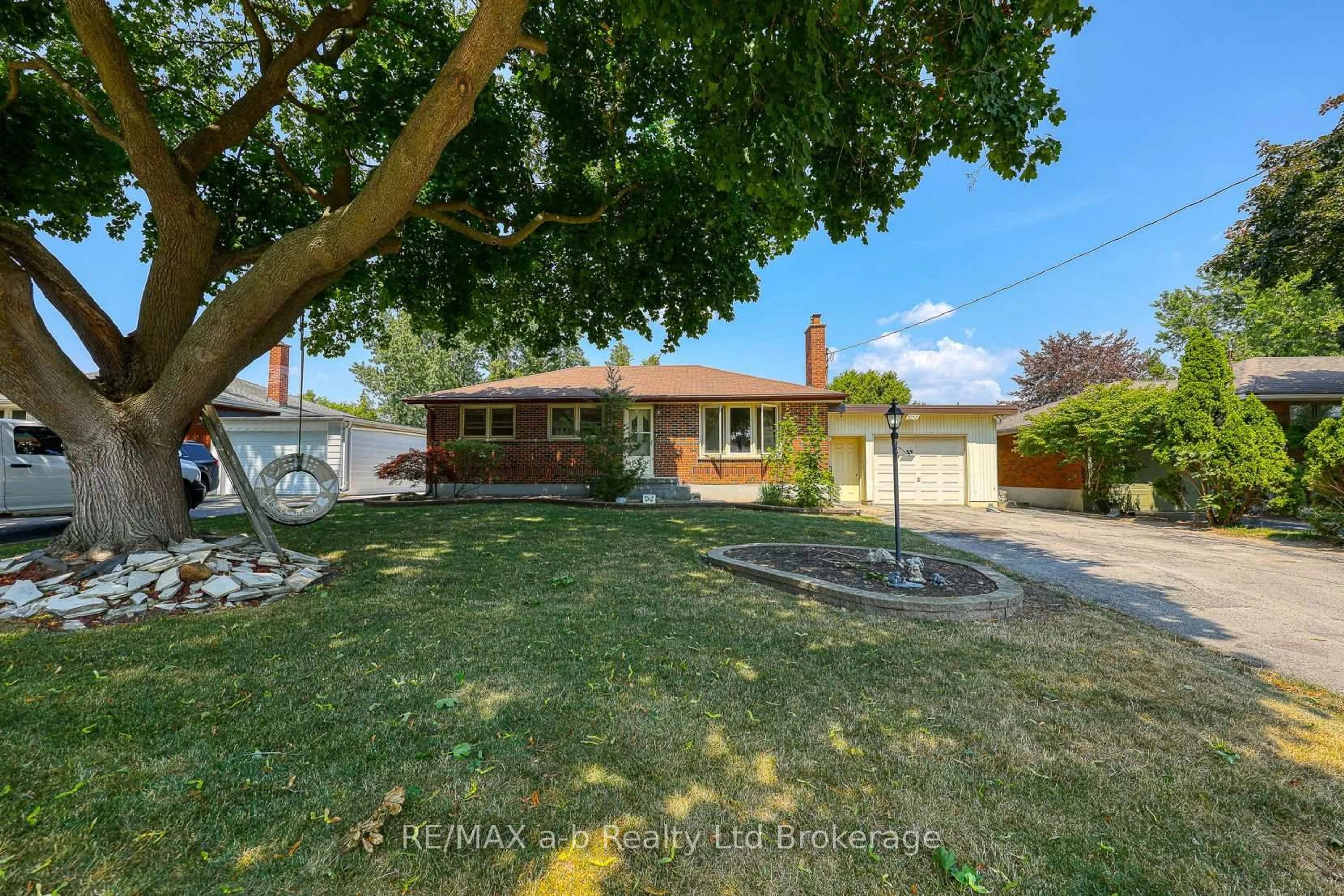 A pic from outside/outdoor area/front of a property/back of a property/a pic from drone, street for 6752 Beattie St, London South Ontario N6P 1A7