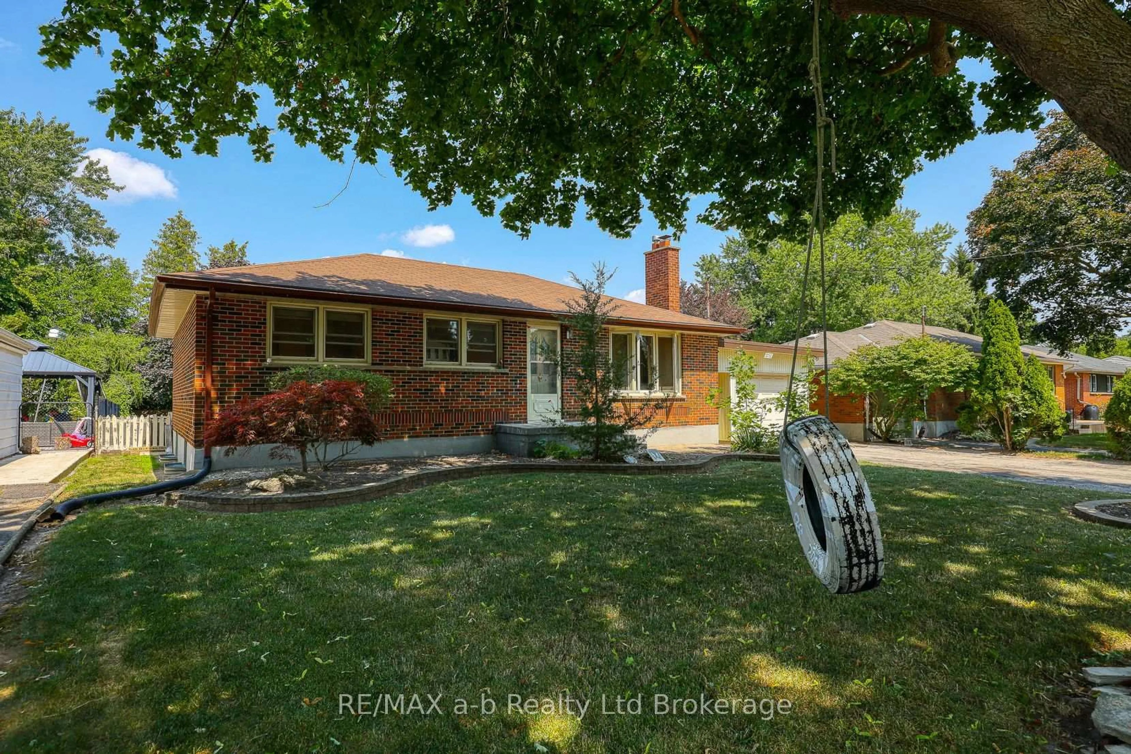 A pic from outside/outdoor area/front of a property/back of a property/a pic from drone, street for 6752 Beattie St, London South Ontario N6P 1A7