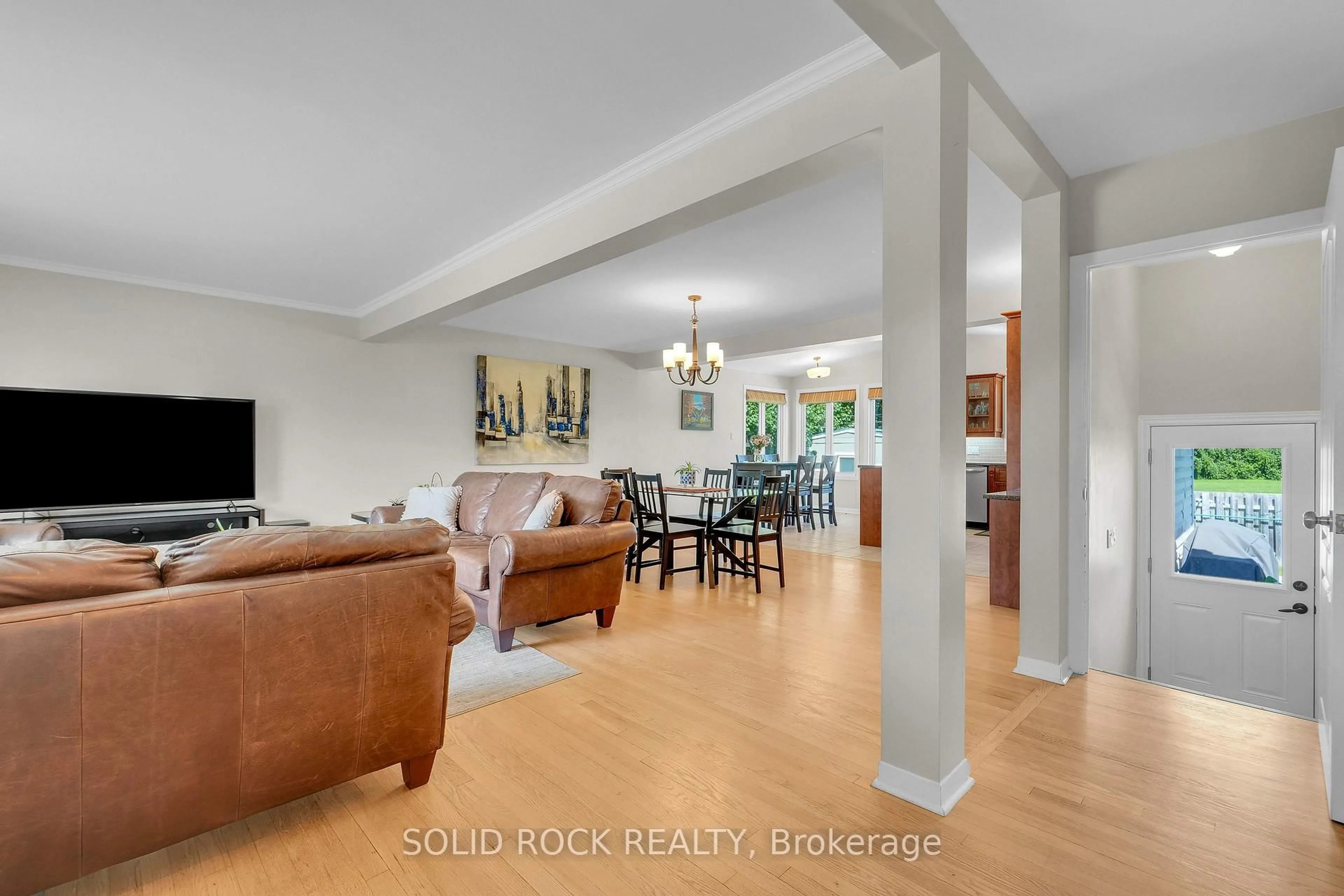Living room with furniture, unknown for 9 Stanwood Dr, Ottawa Ontario K2G 2Z1