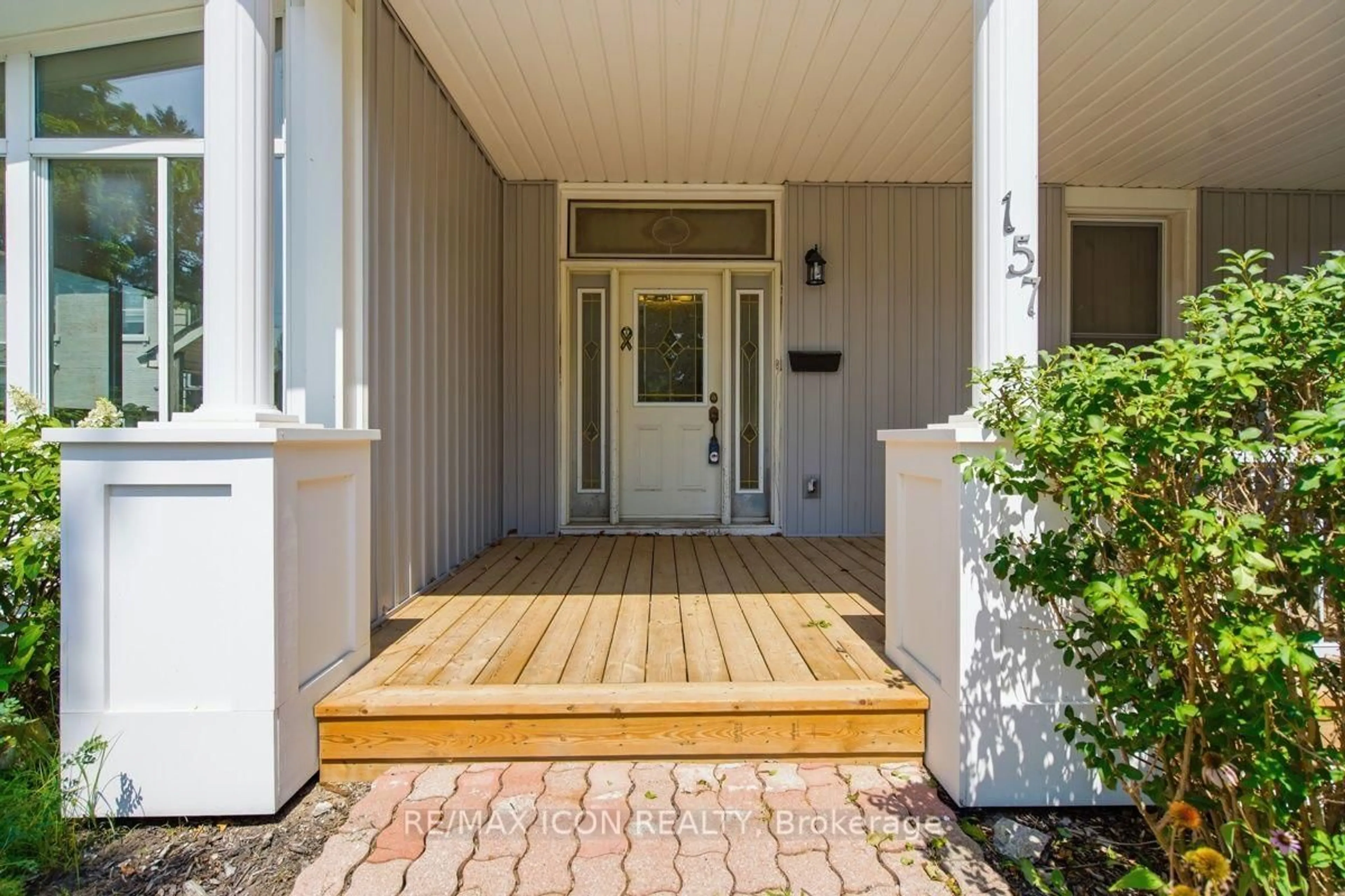 Indoor entryway for 159 Front St, Strathroy-Caradoc Ontario N7G 1Y1