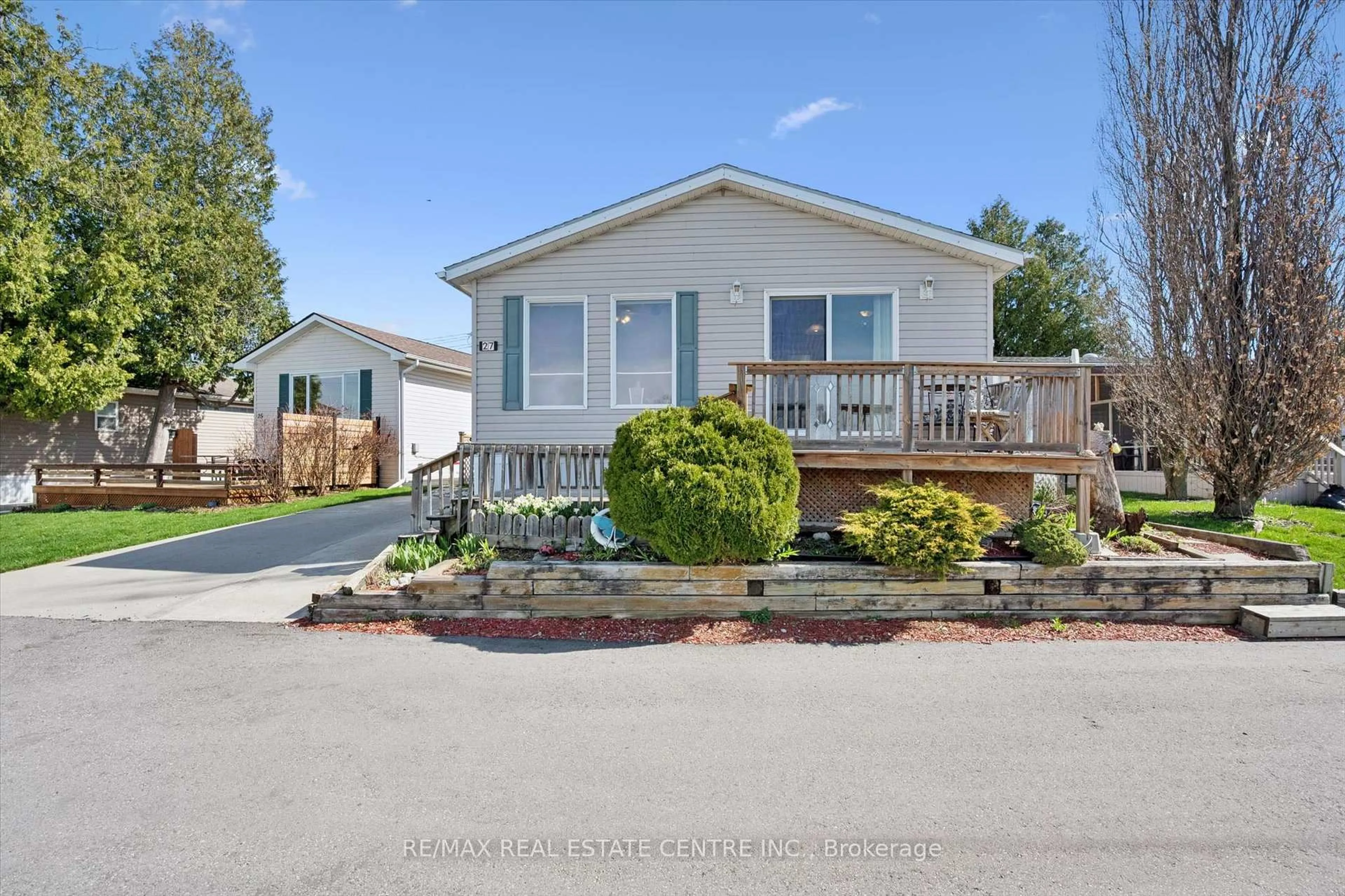 Home with vinyl exterior material, water/lake/river/ocean view for 27 Trillium Beach Pvt Dr, Puslinch Ontario N0B 2J0