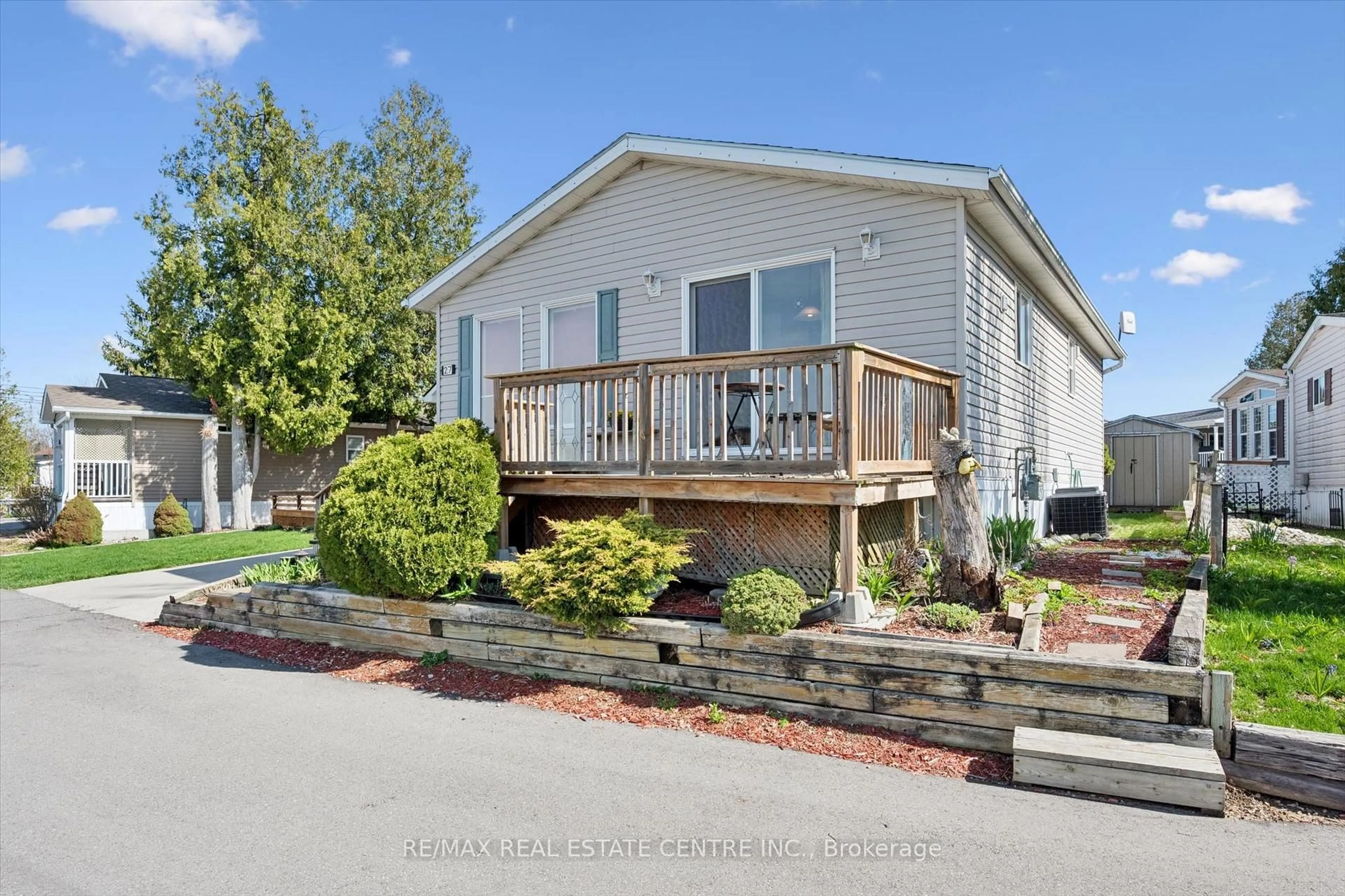 Home with vinyl exterior material, water/lake/river/ocean view for 27 Trillium Beach Pvt Dr, Puslinch Ontario N0B 2J0