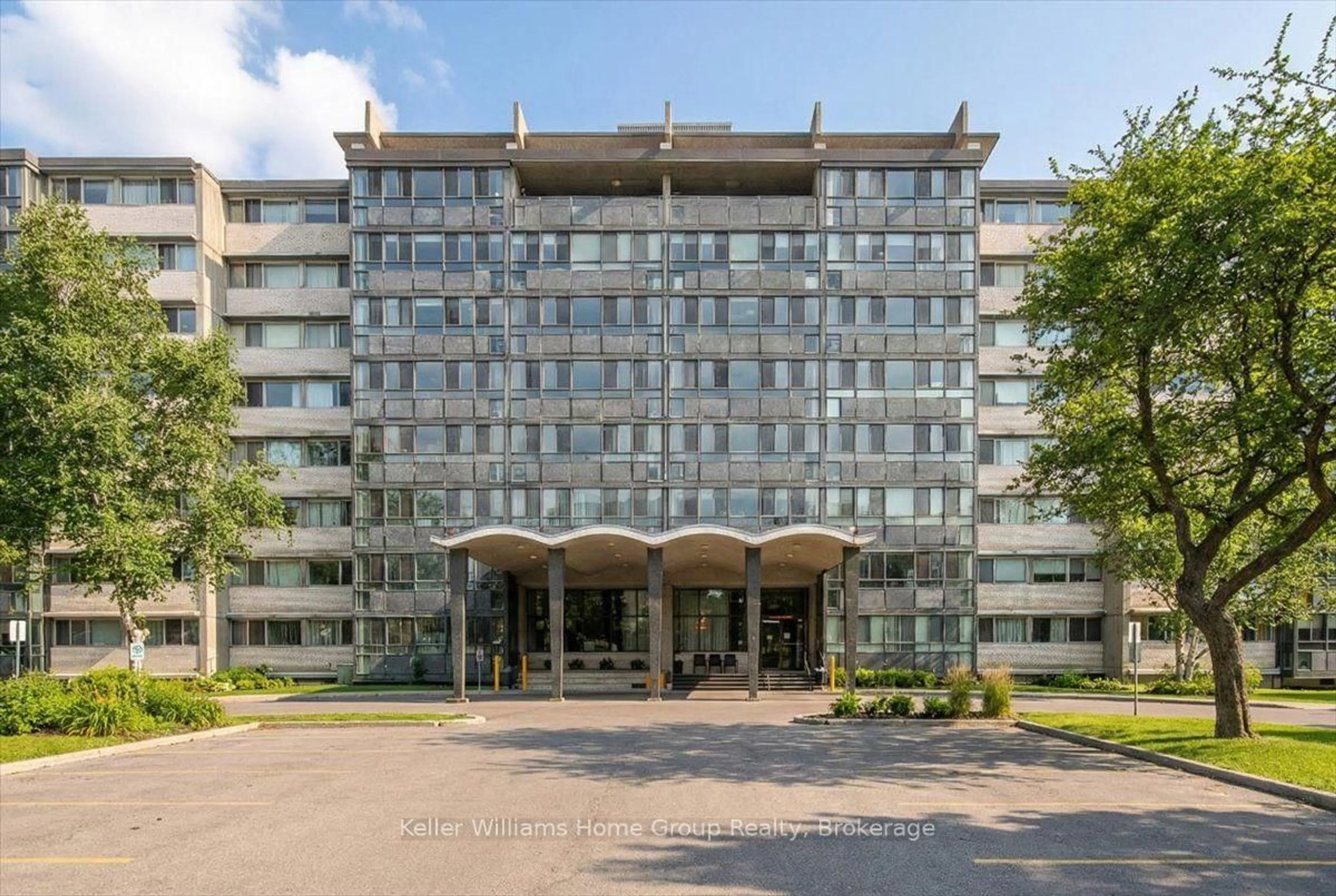 Indoor foyer for 24 Midland Dr #509, Kitchener Ontario N2A 2A8