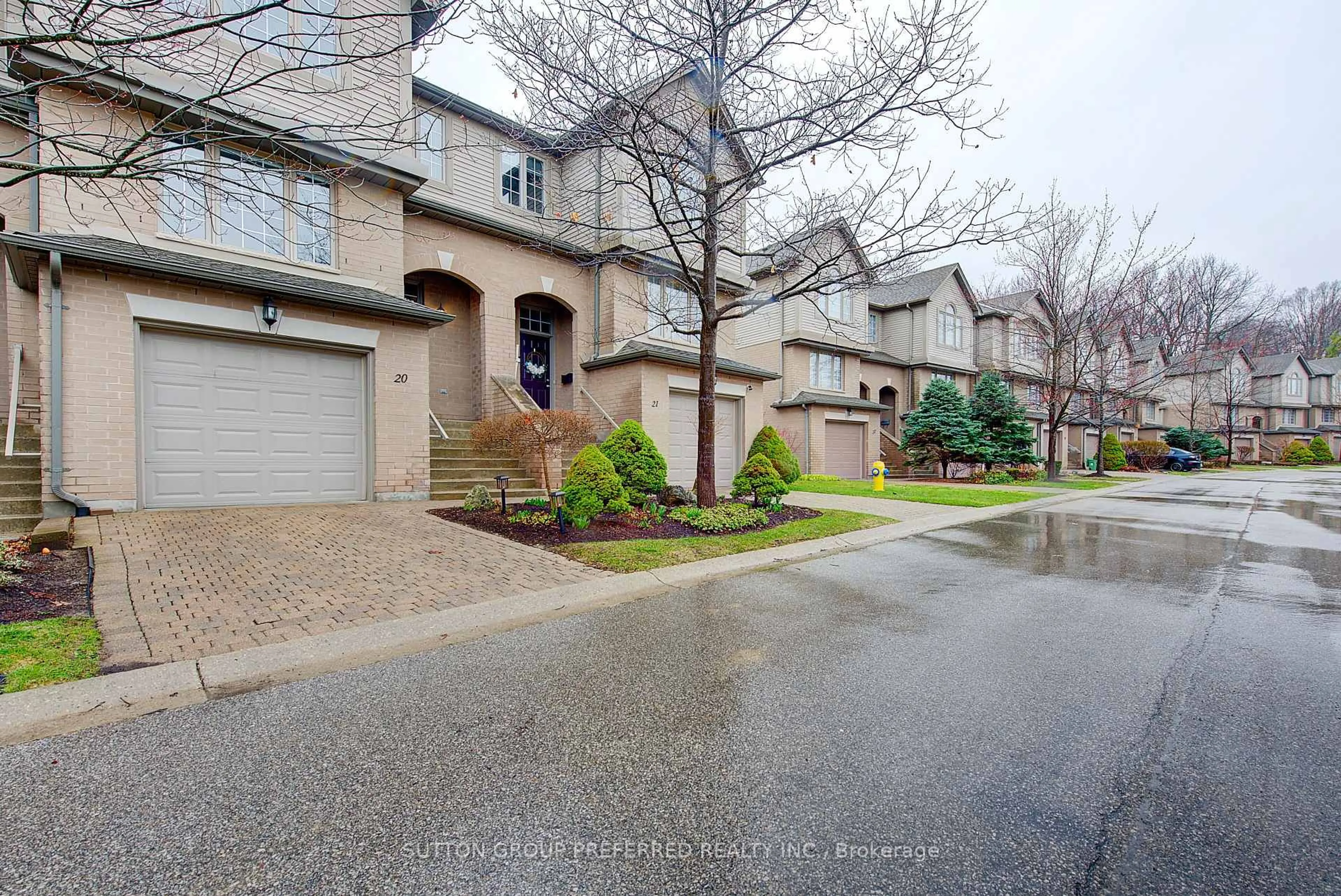 A pic from outside/outdoor area/front of a property/back of a property/a pic from drone, street for 270 North Centre Rd #20, London North Ontario N6G 5E2