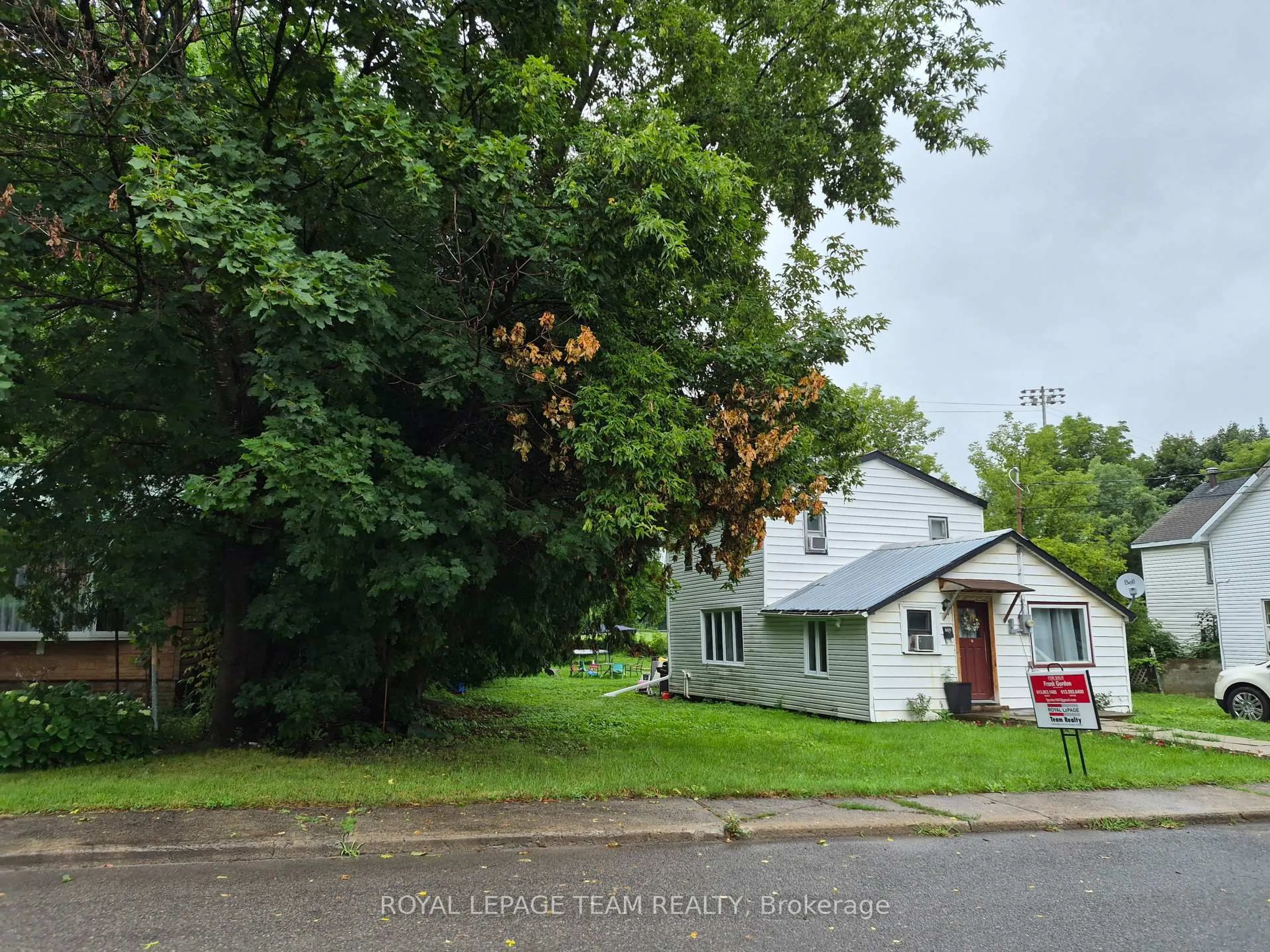 A pic from outside/outdoor area/front of a property/back of a property/a pic from drone, street for 232 Wood St, Prescott Ontario K0E 1T0