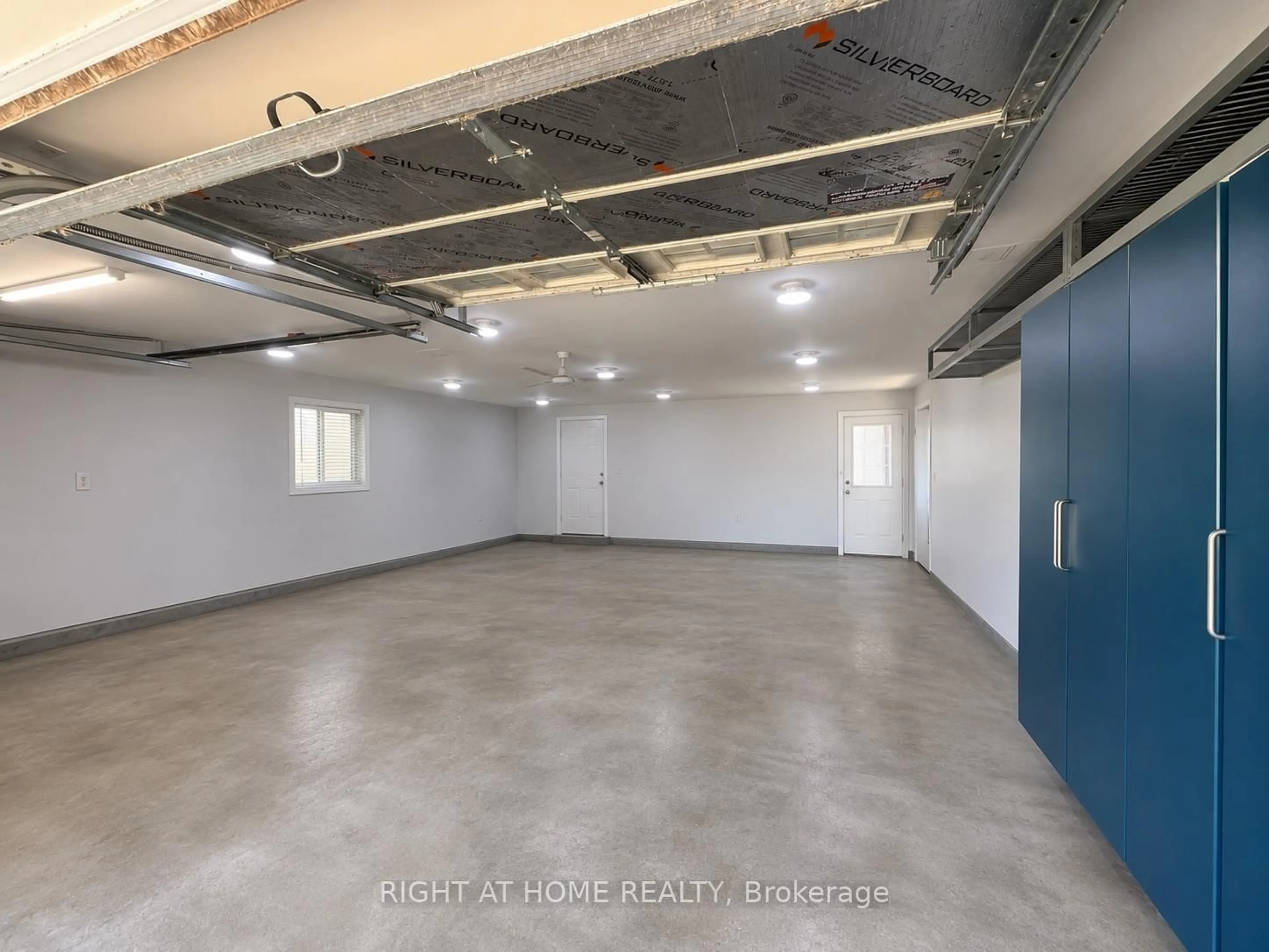 Indoor garage for 1933 Plank Rd Rd, St. Clair Ontario N7T 7H5